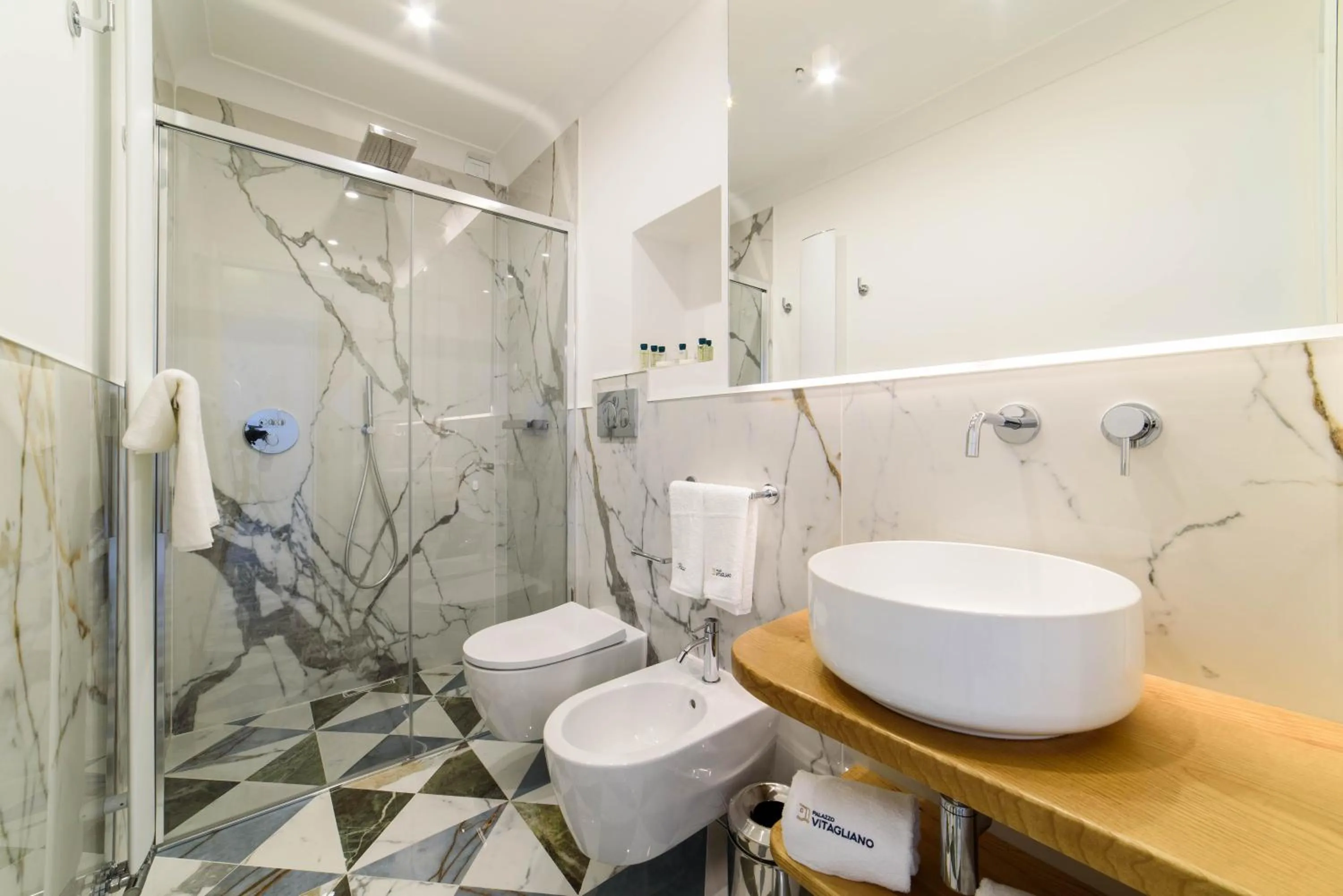 Shower in Palazzo Vitagliano