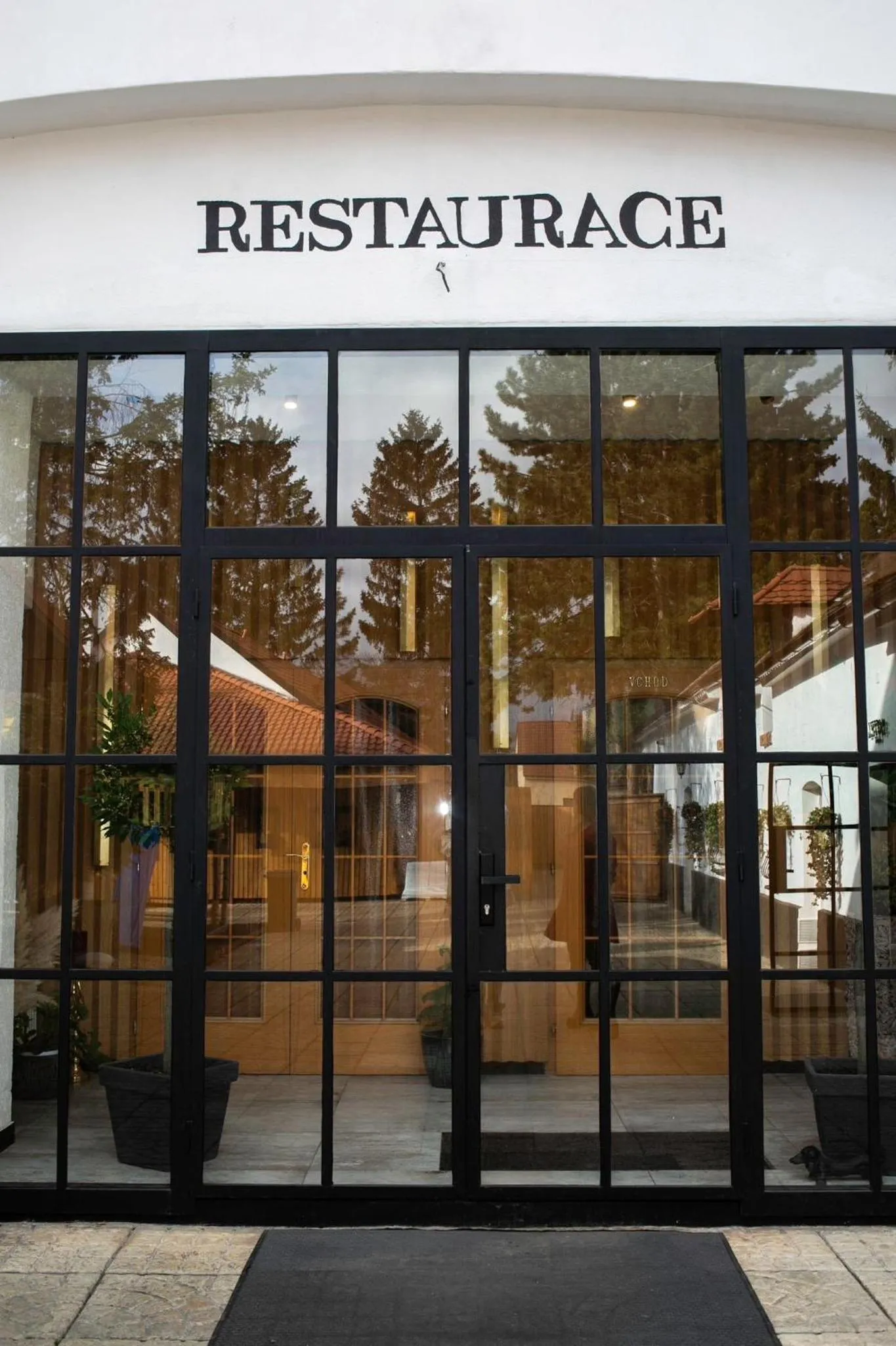 Restaurant/places to eat in Golden Golem hotel & Spa