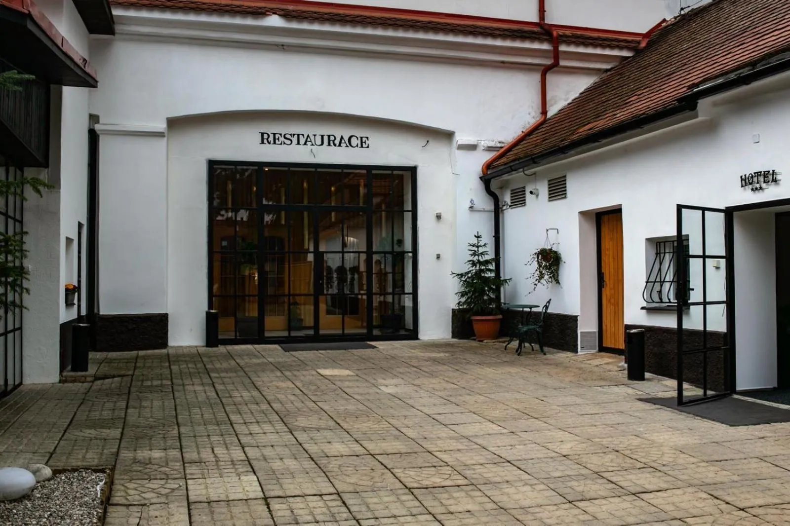 Restaurant/places to eat in Golden Golem hotel & Spa