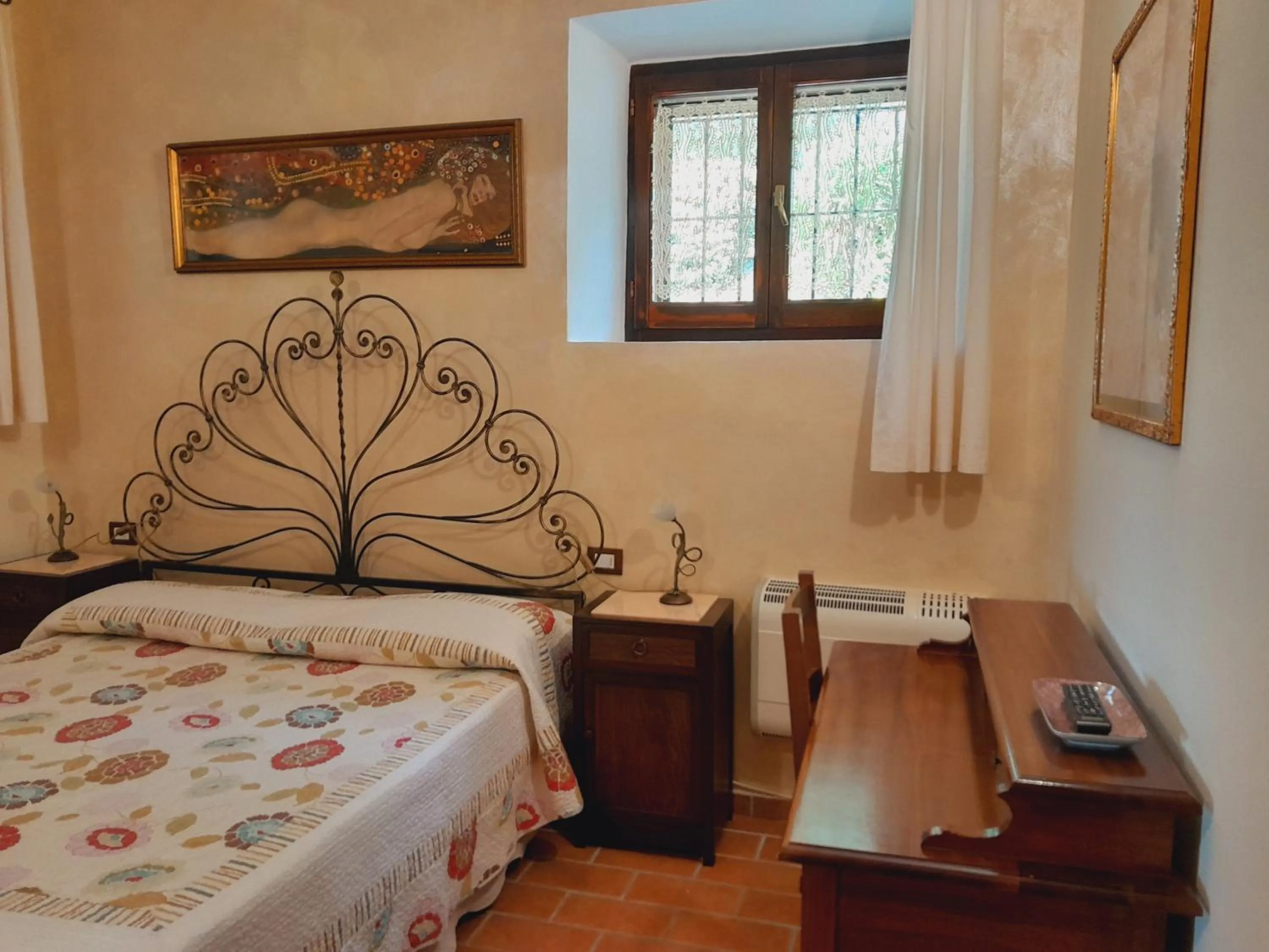 Photo of the whole room, Bed in B&B Silent Valley