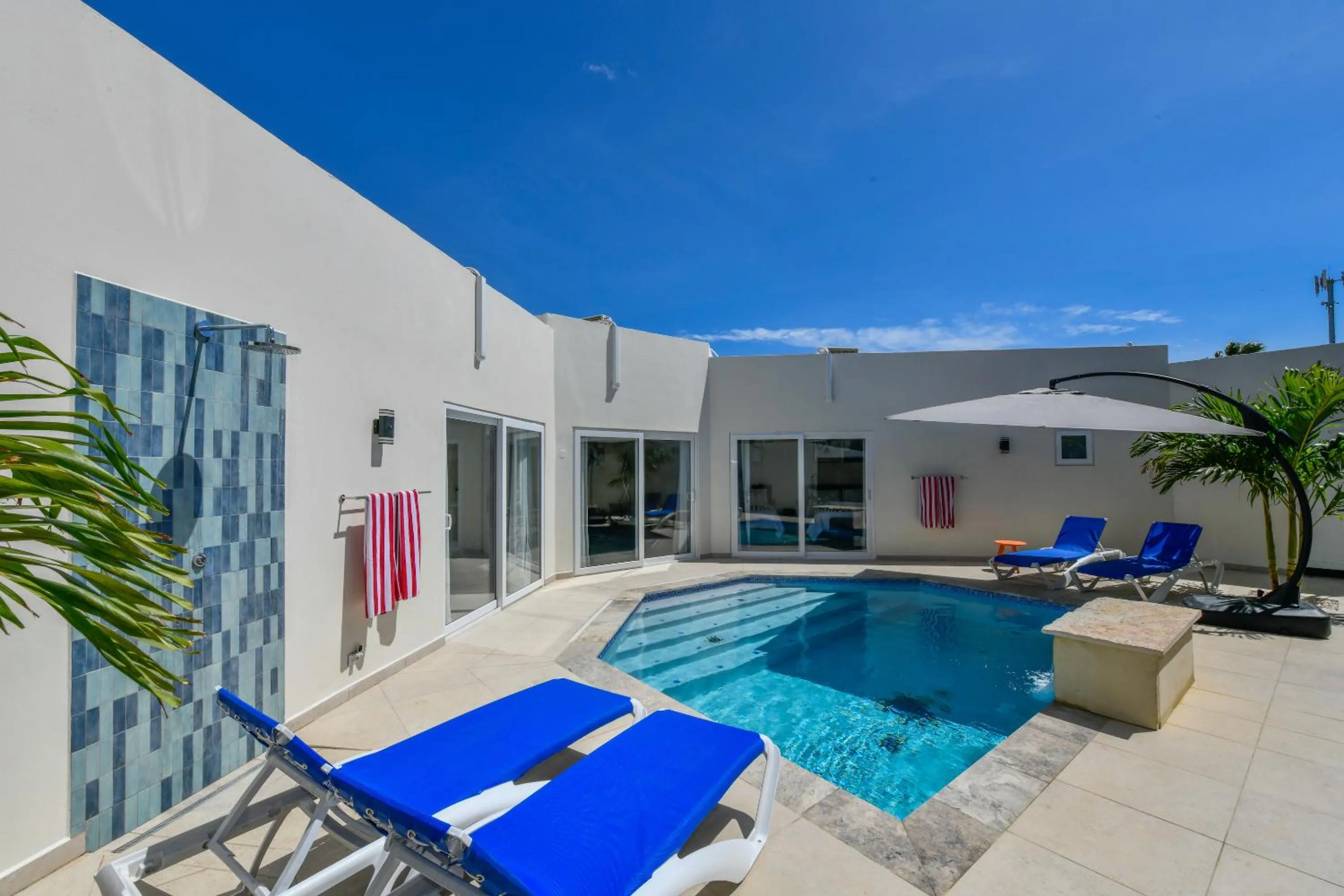 Shower in Boutique Hotel Swiss Paradise Aruba Villas and Suites
