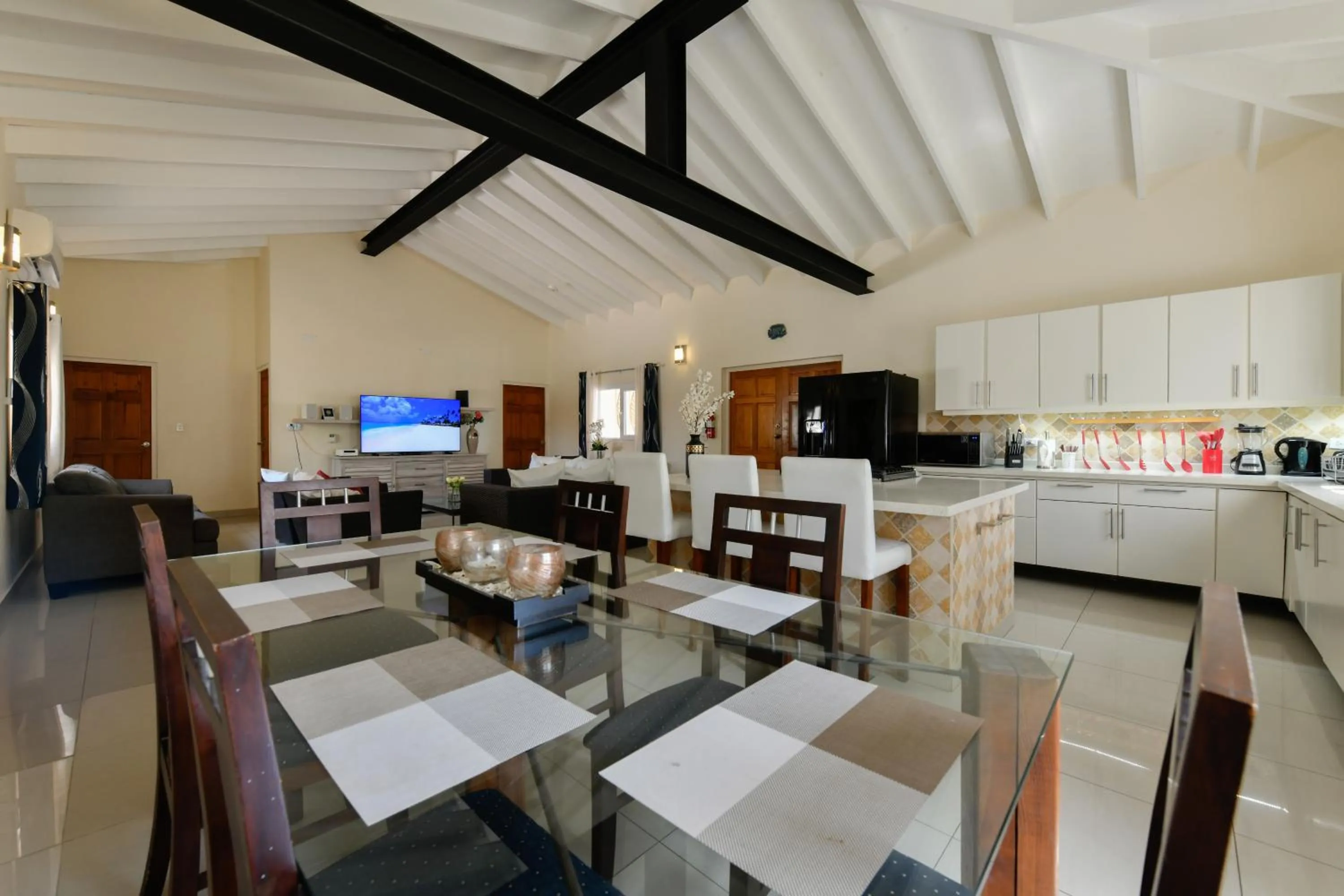 TV and multimedia in Boutique Hotel Swiss Paradise Aruba Villas and Suites