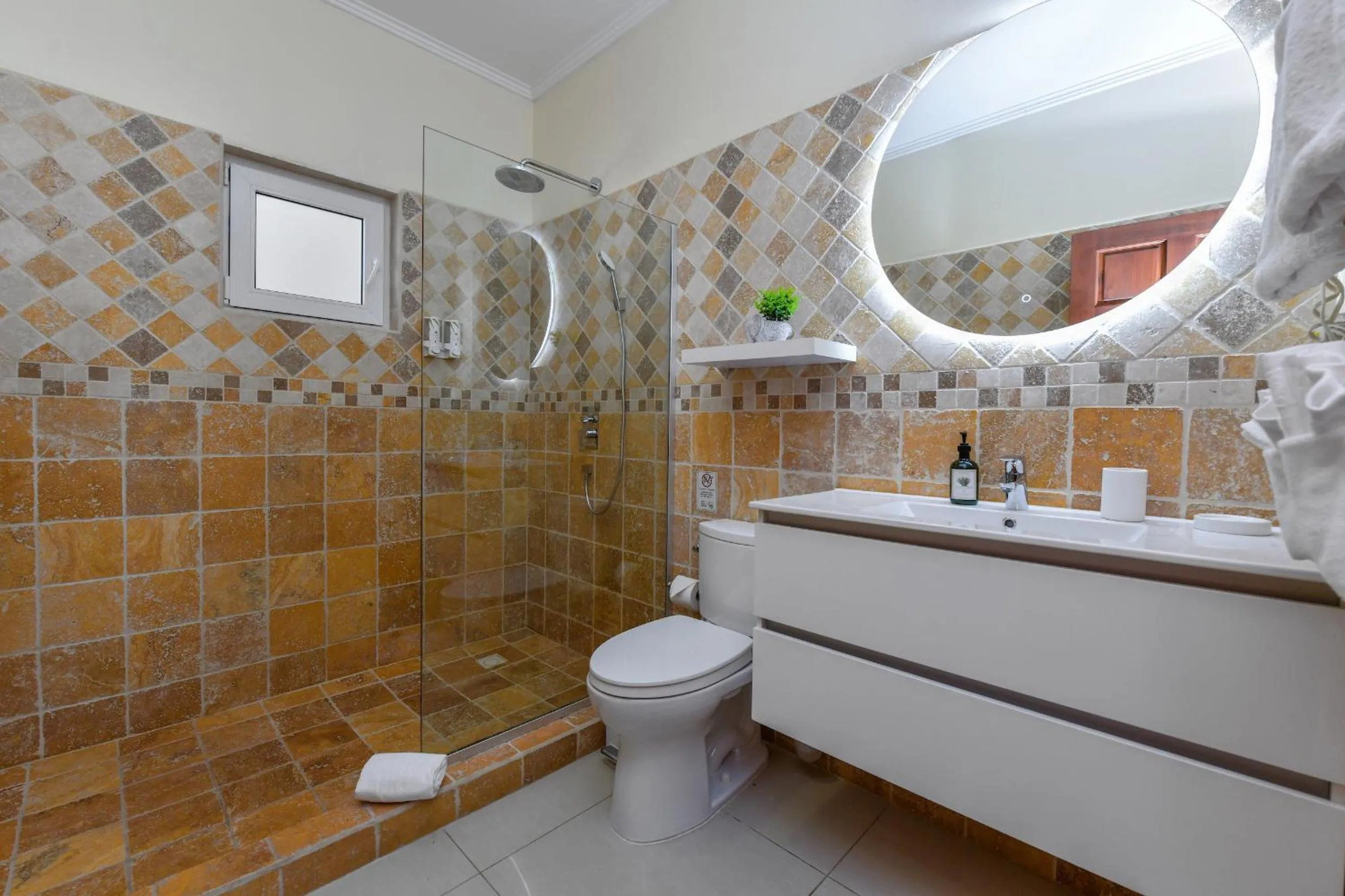 Shower in Boutique Hotel Swiss Paradise Aruba Villas and Suites