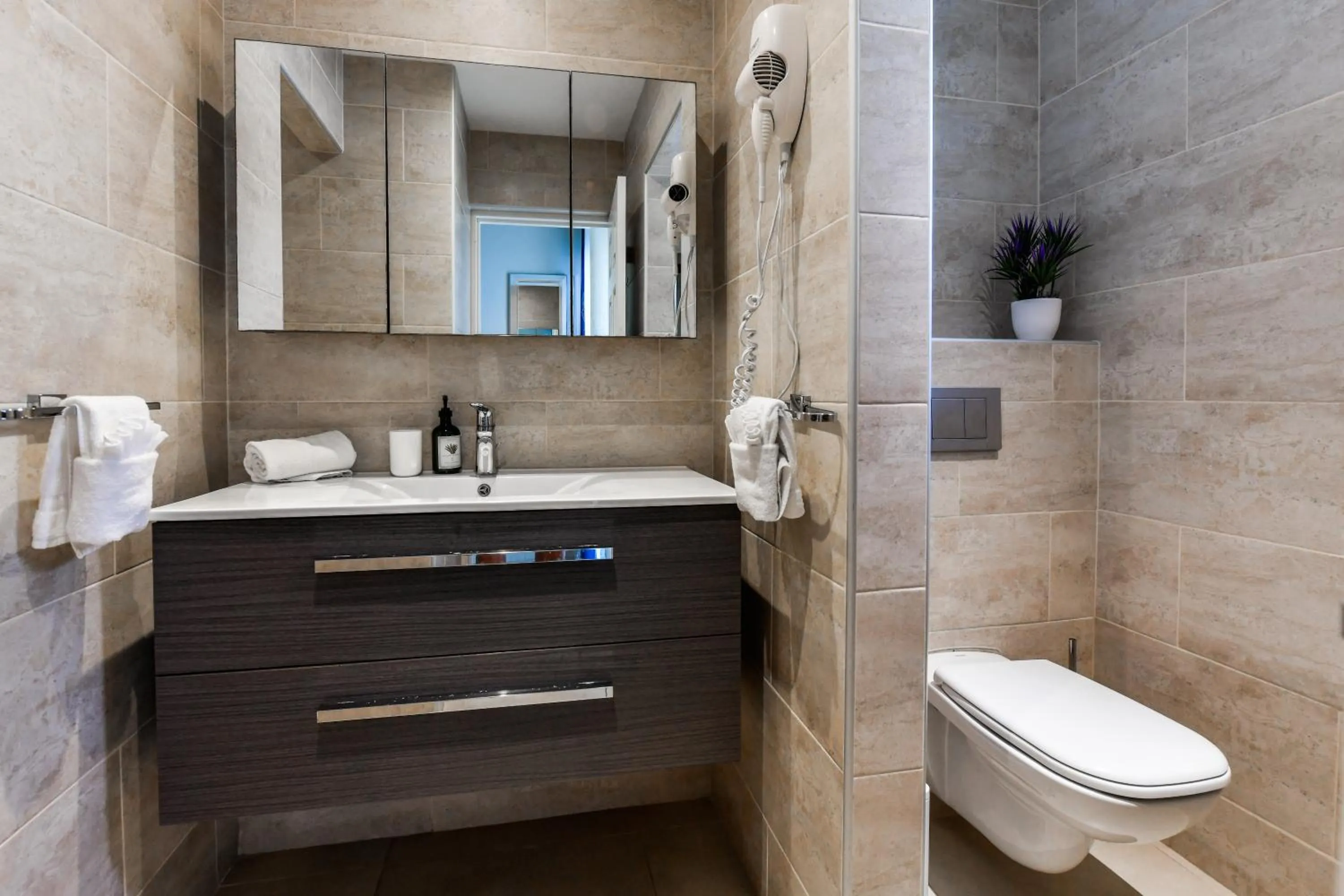 Toilet in Boutique Hotel Swiss Paradise Aruba Villas and Suites