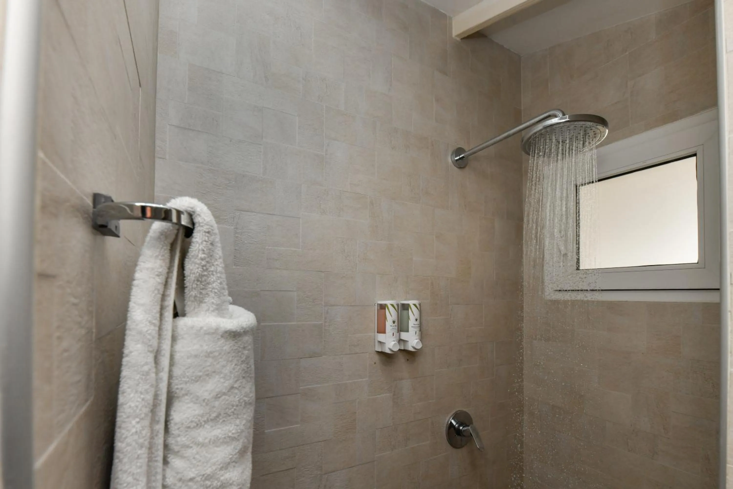 Shower in Boutique Hotel Swiss Paradise Aruba Villas and Suites