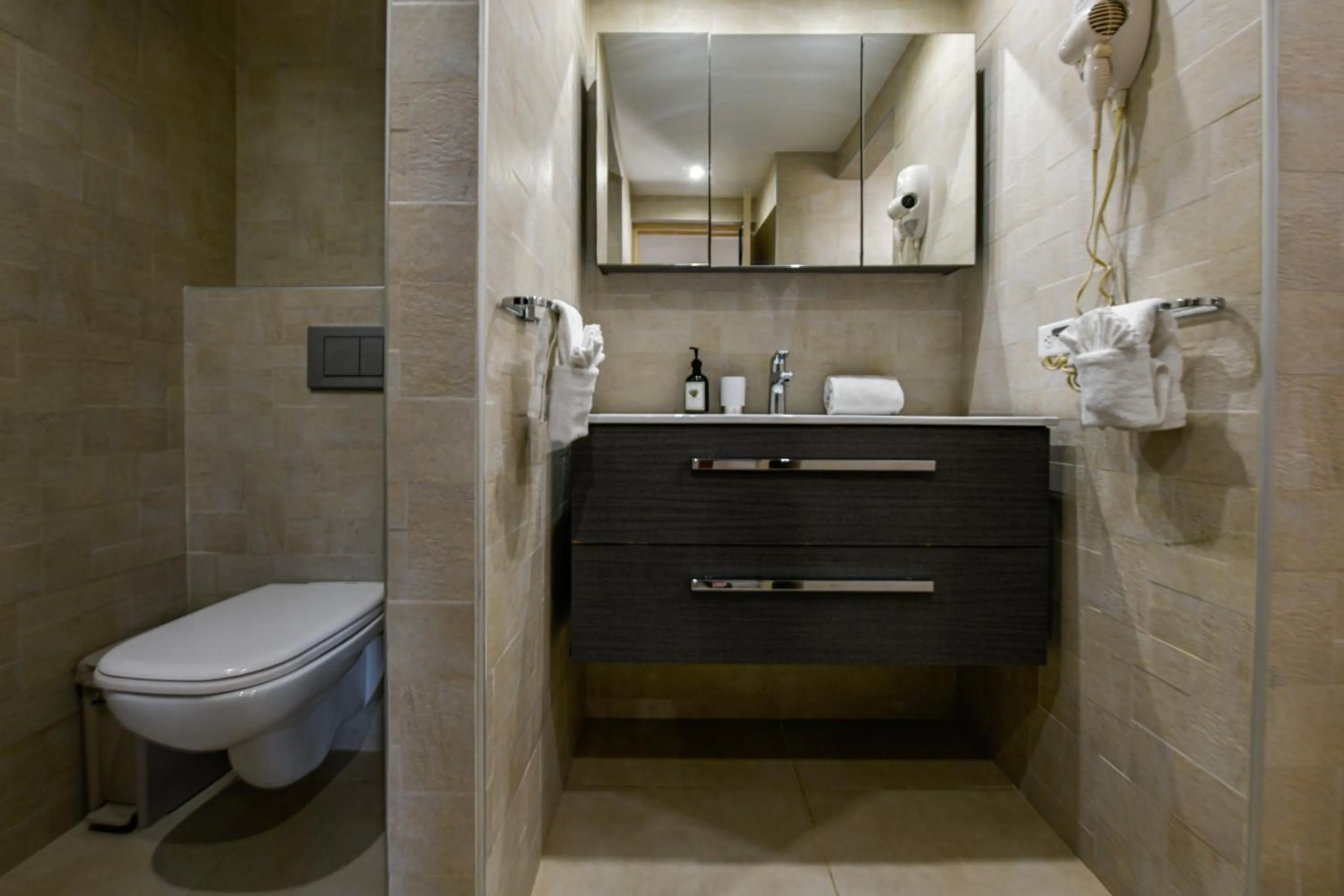 Toilet in Boutique Hotel Swiss Paradise Aruba Villas and Suites