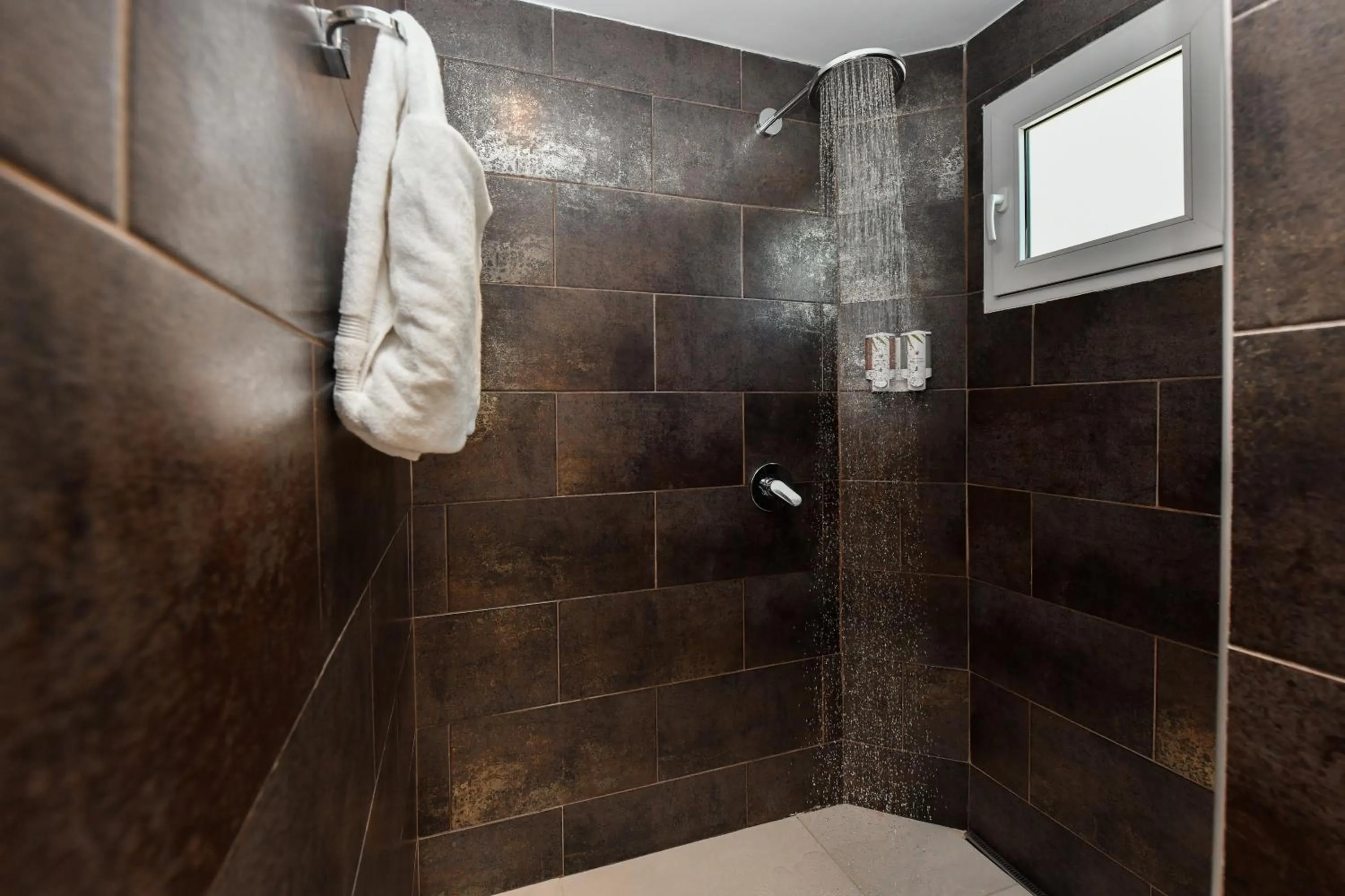 Shower in Boutique Hotel Swiss Paradise Aruba Villas and Suites