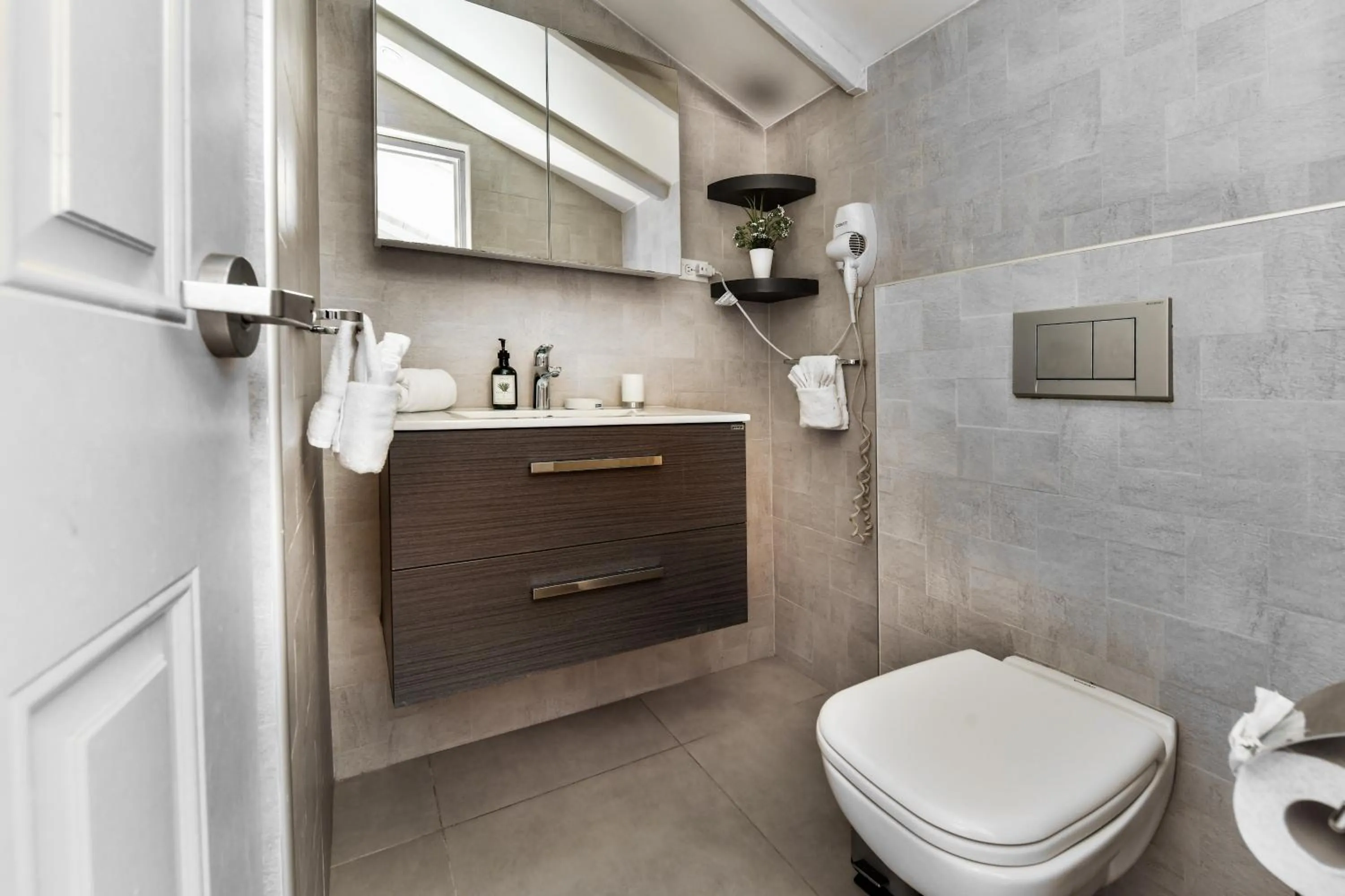 Toilet in Boutique Hotel Swiss Paradise Aruba Villas and Suites