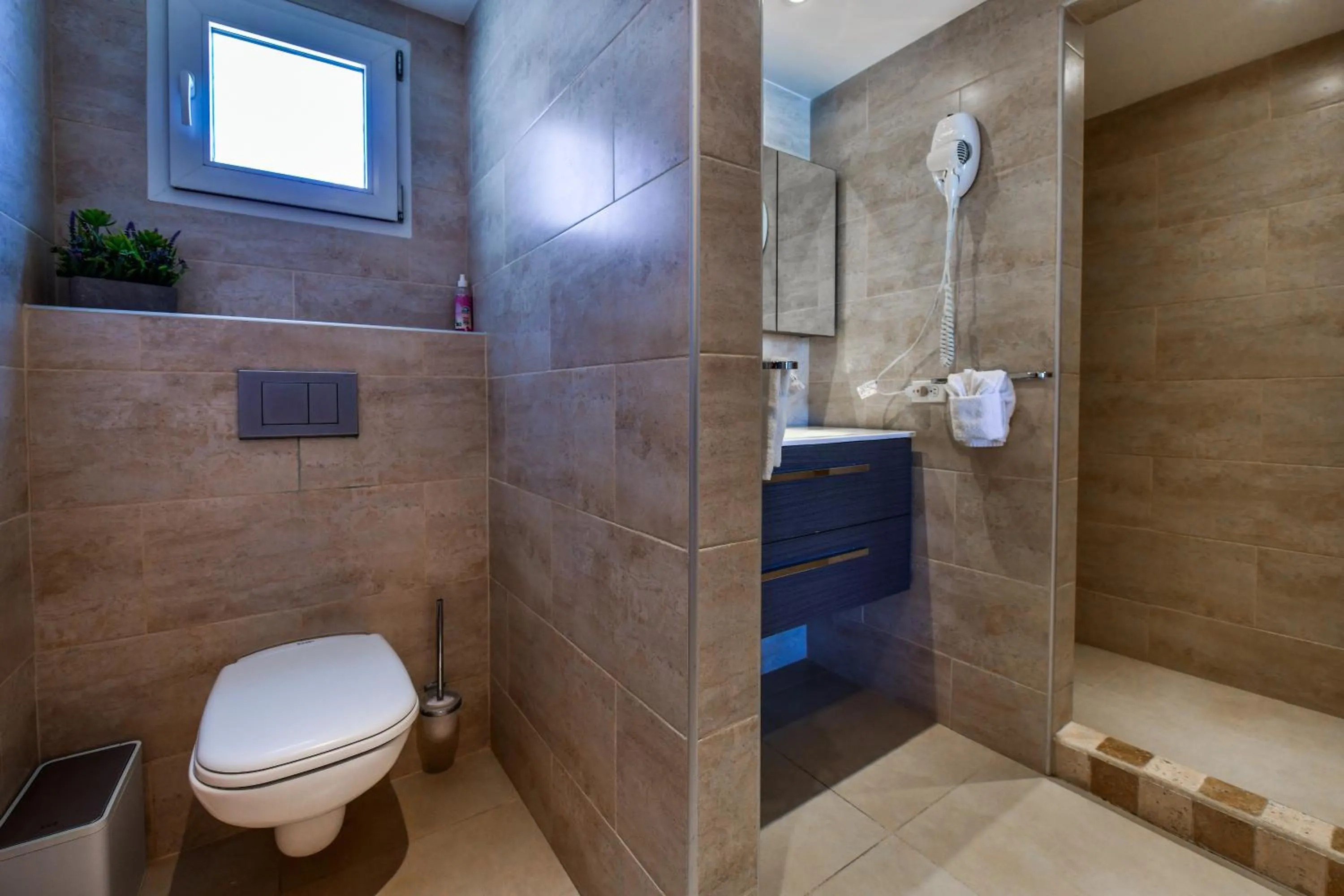 Shower in Boutique Hotel Swiss Paradise Aruba Villas and Suites