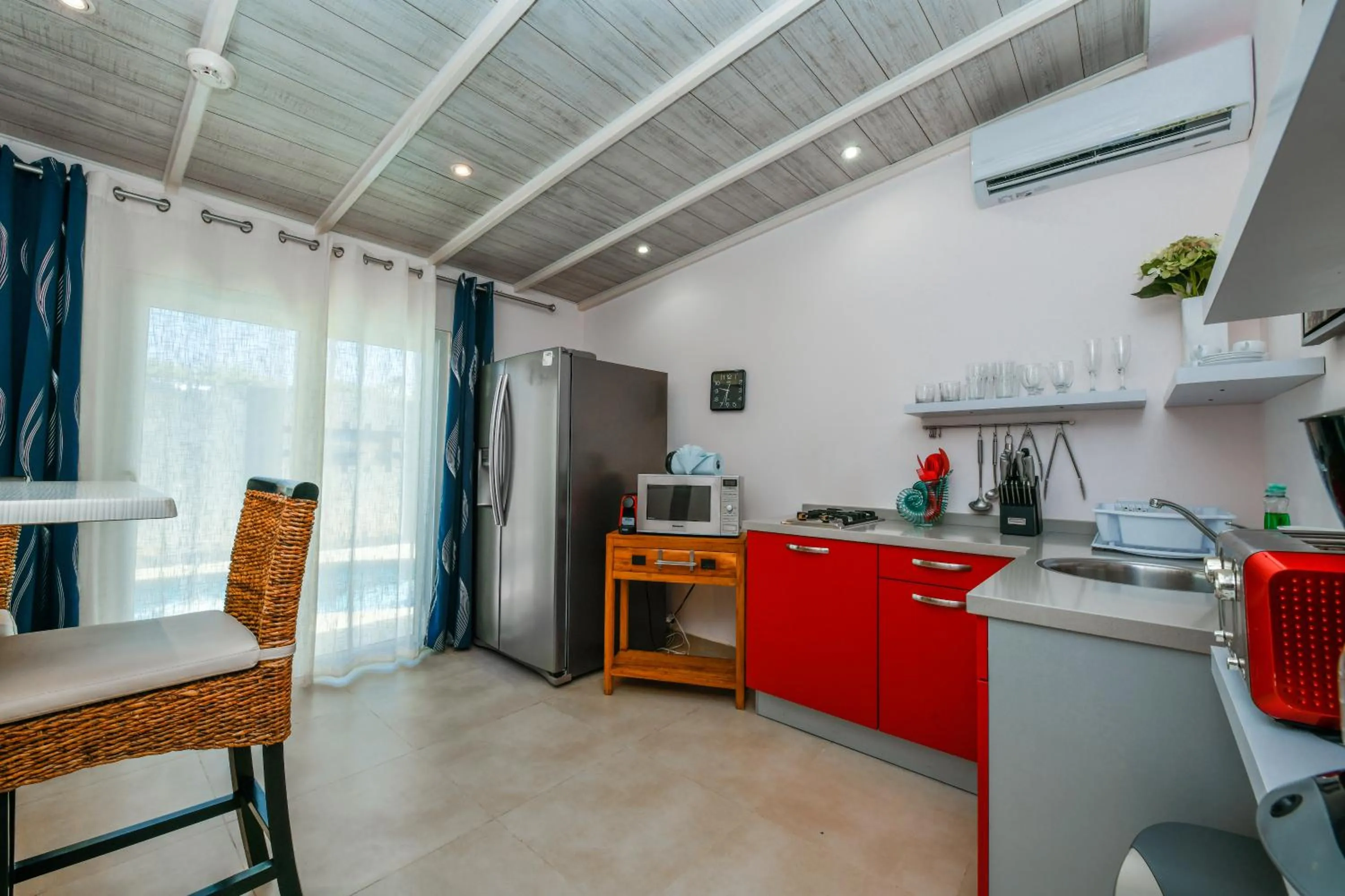 Kitchen or kitchenette in Boutique Hotel Swiss Paradise Aruba Villas and Suites