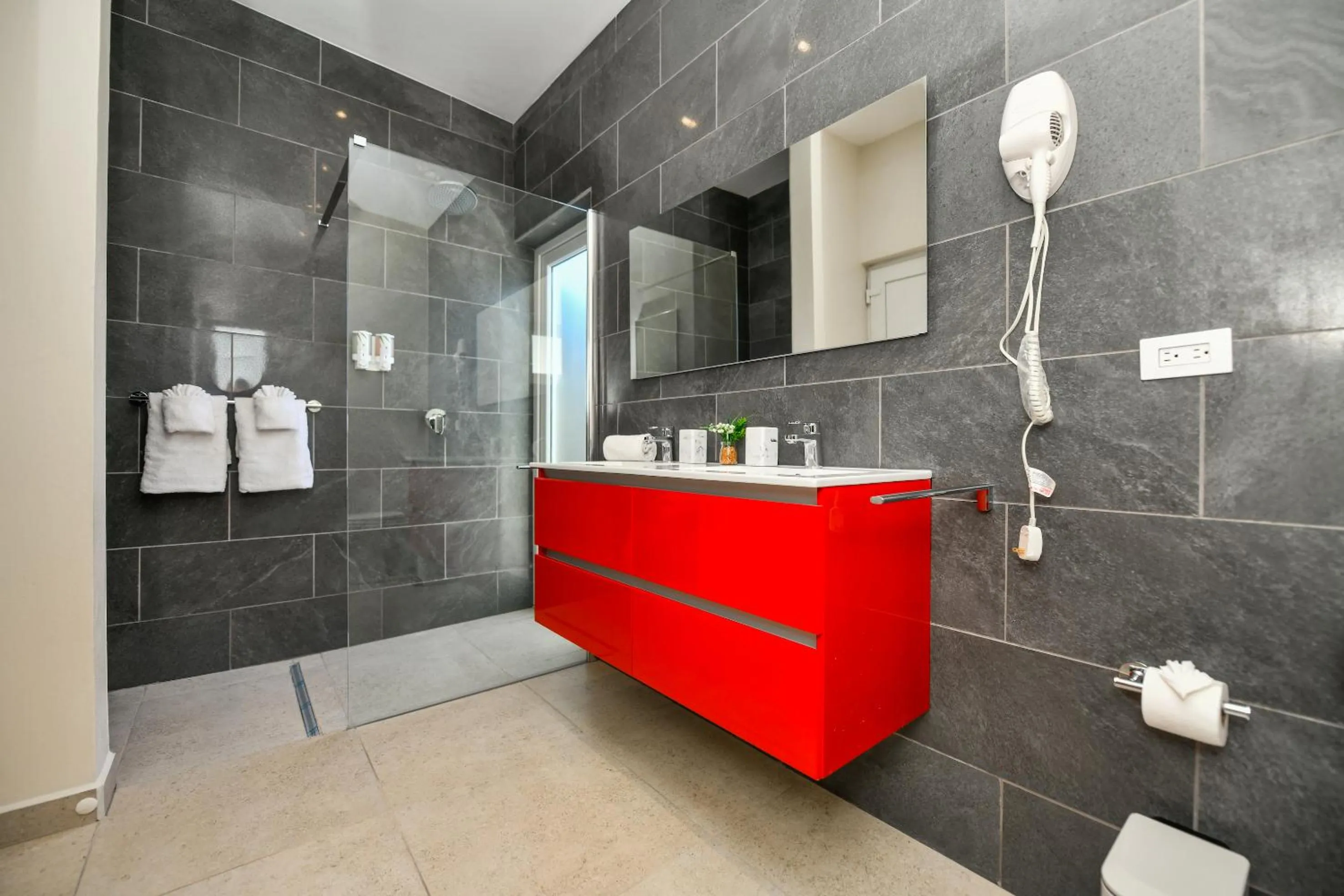 Shower in Boutique Hotel Swiss Paradise Aruba Villas and Suites