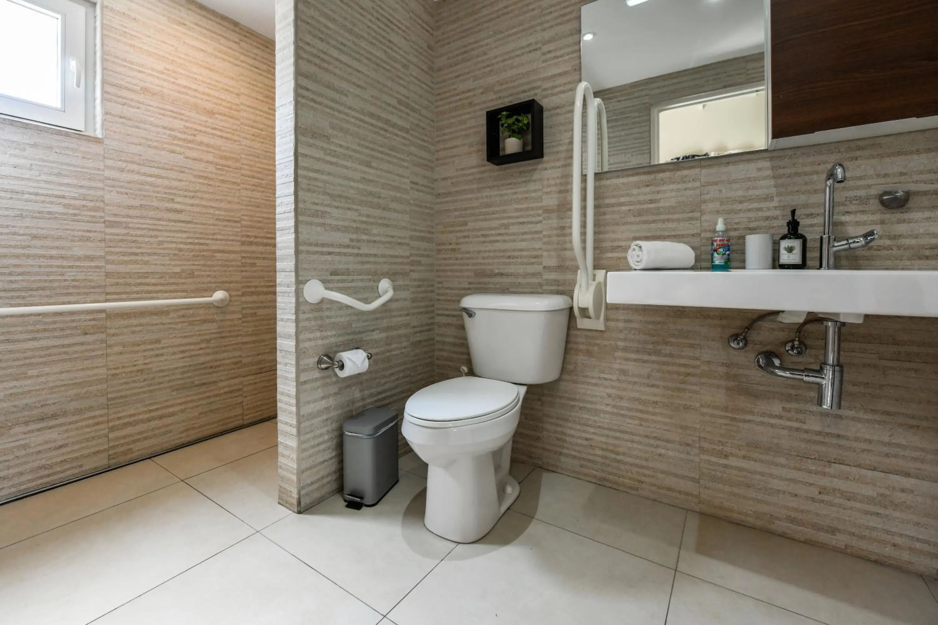 Toilet in Boutique Hotel Swiss Paradise Aruba Villas and Suites