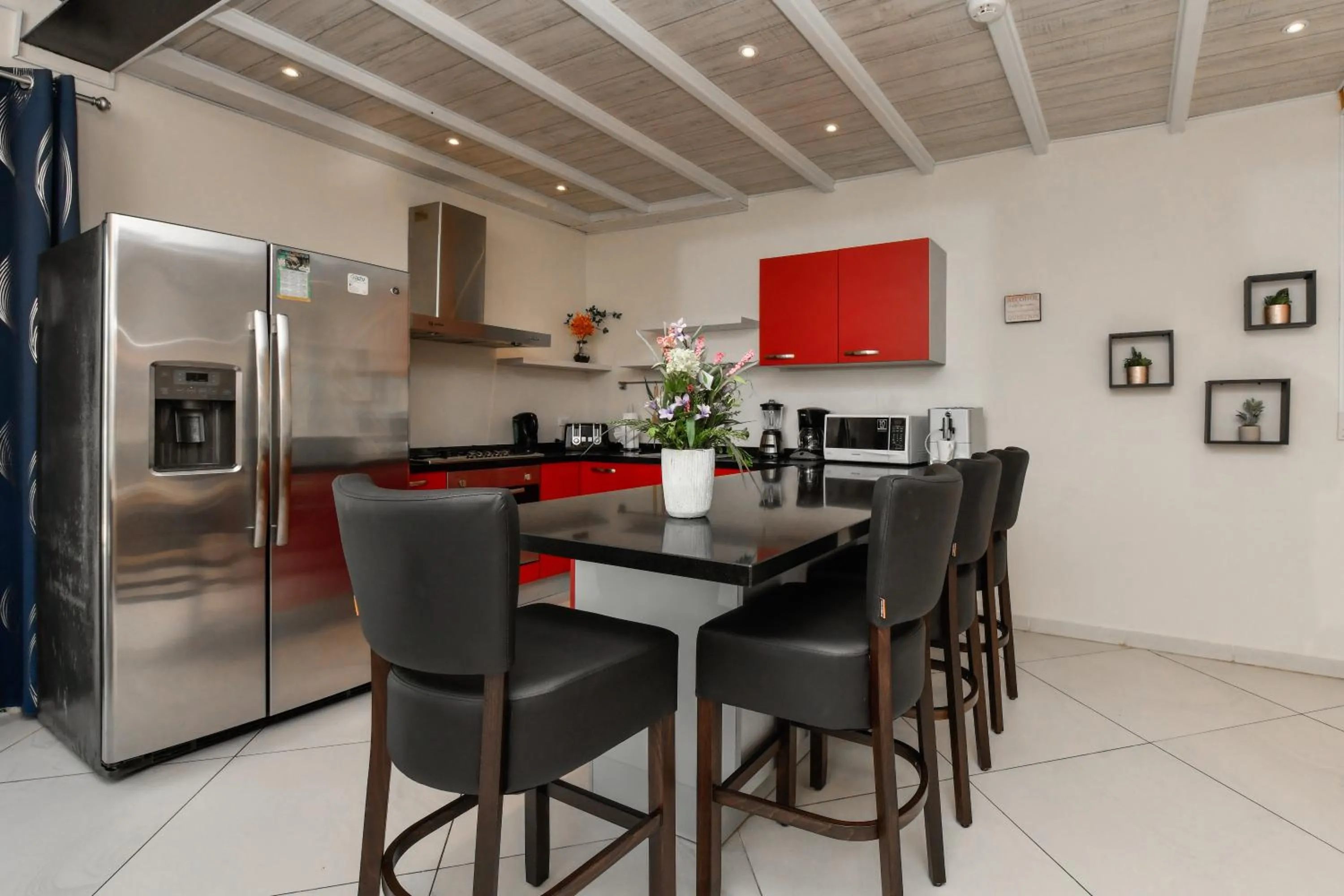 Kitchen or kitchenette in Boutique Hotel Swiss Paradise Aruba Villas and Suites