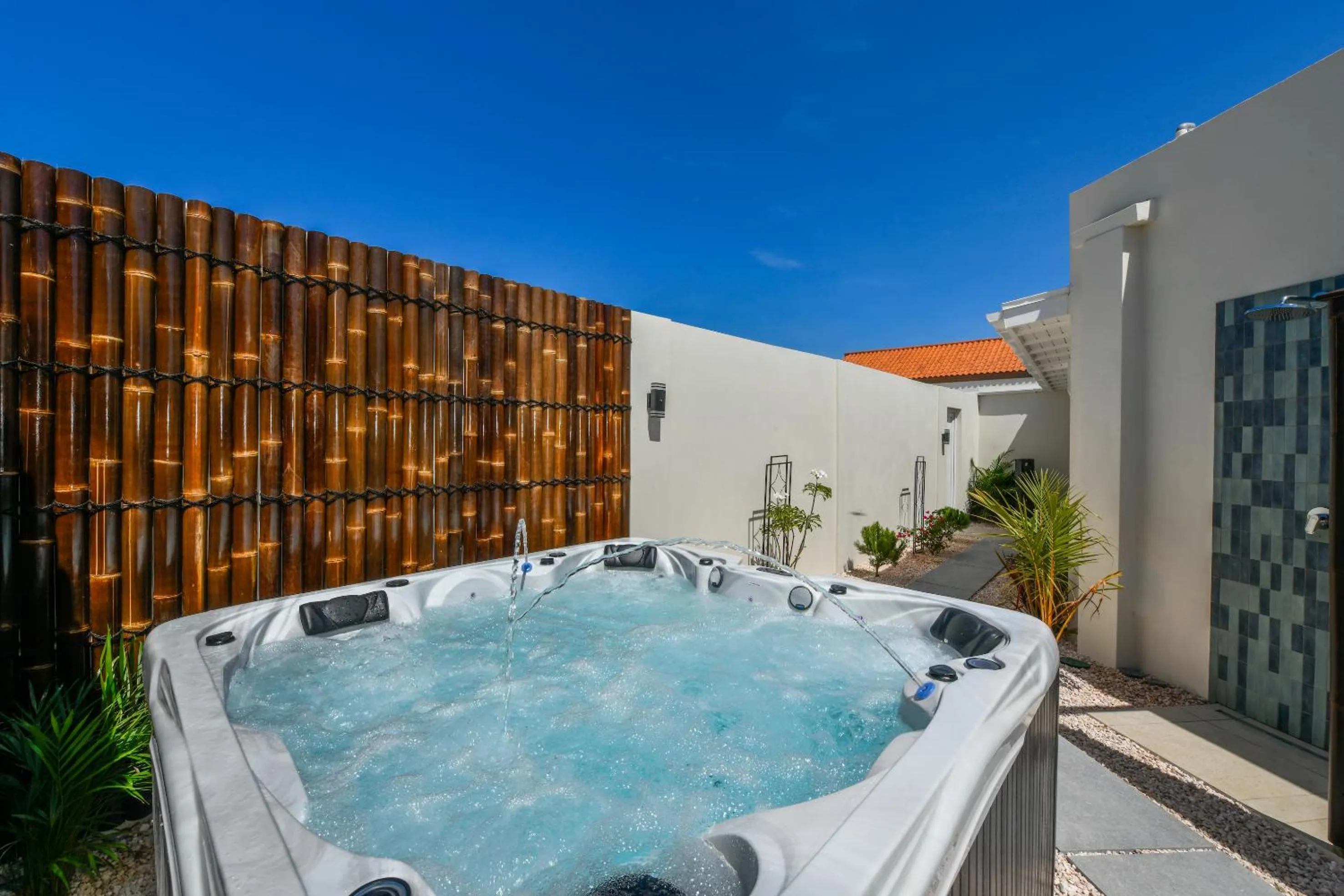 Shower in Boutique Hotel Swiss Paradise Aruba Villas and Suites