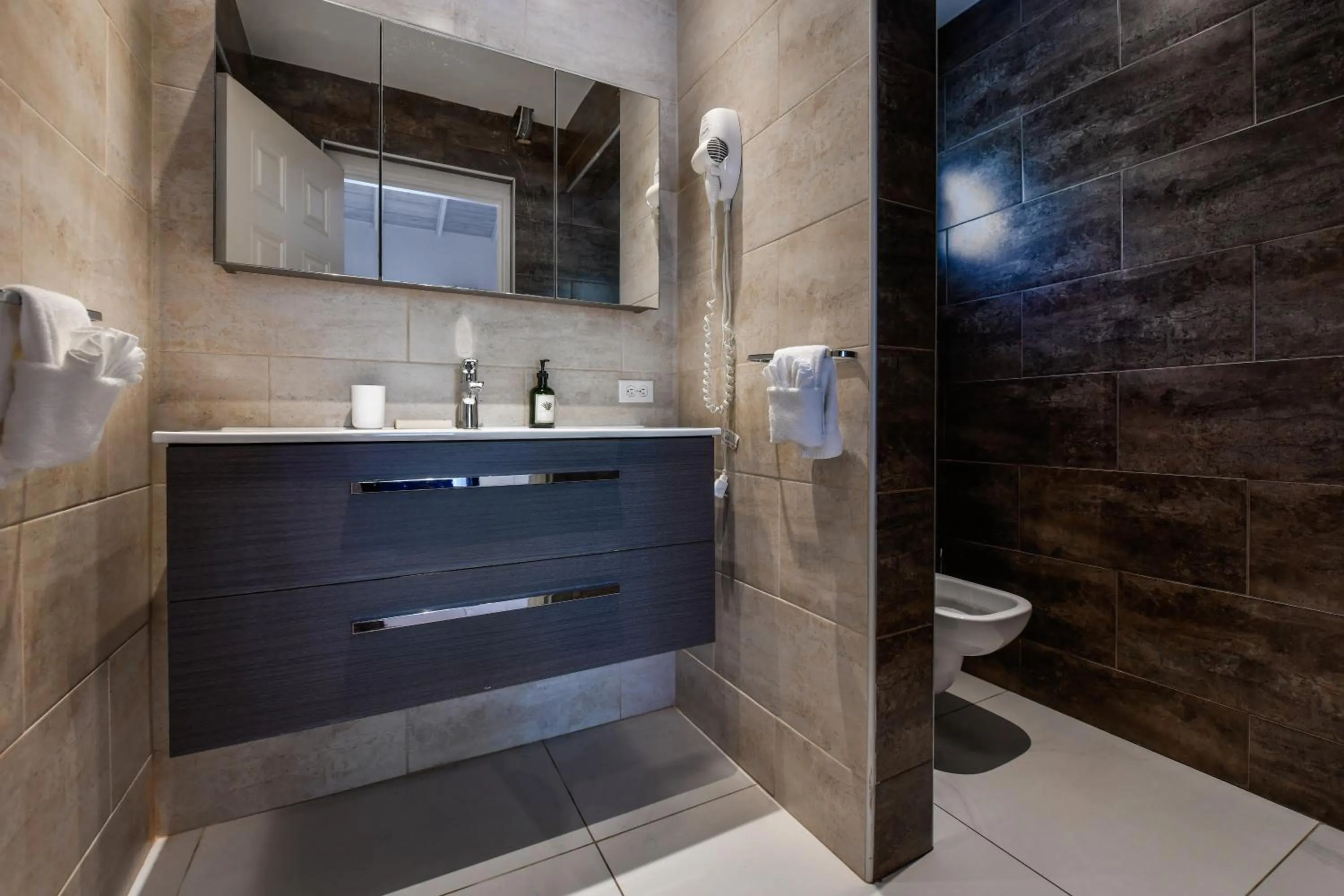 Toilet in Boutique Hotel Swiss Paradise Aruba Villas and Suites