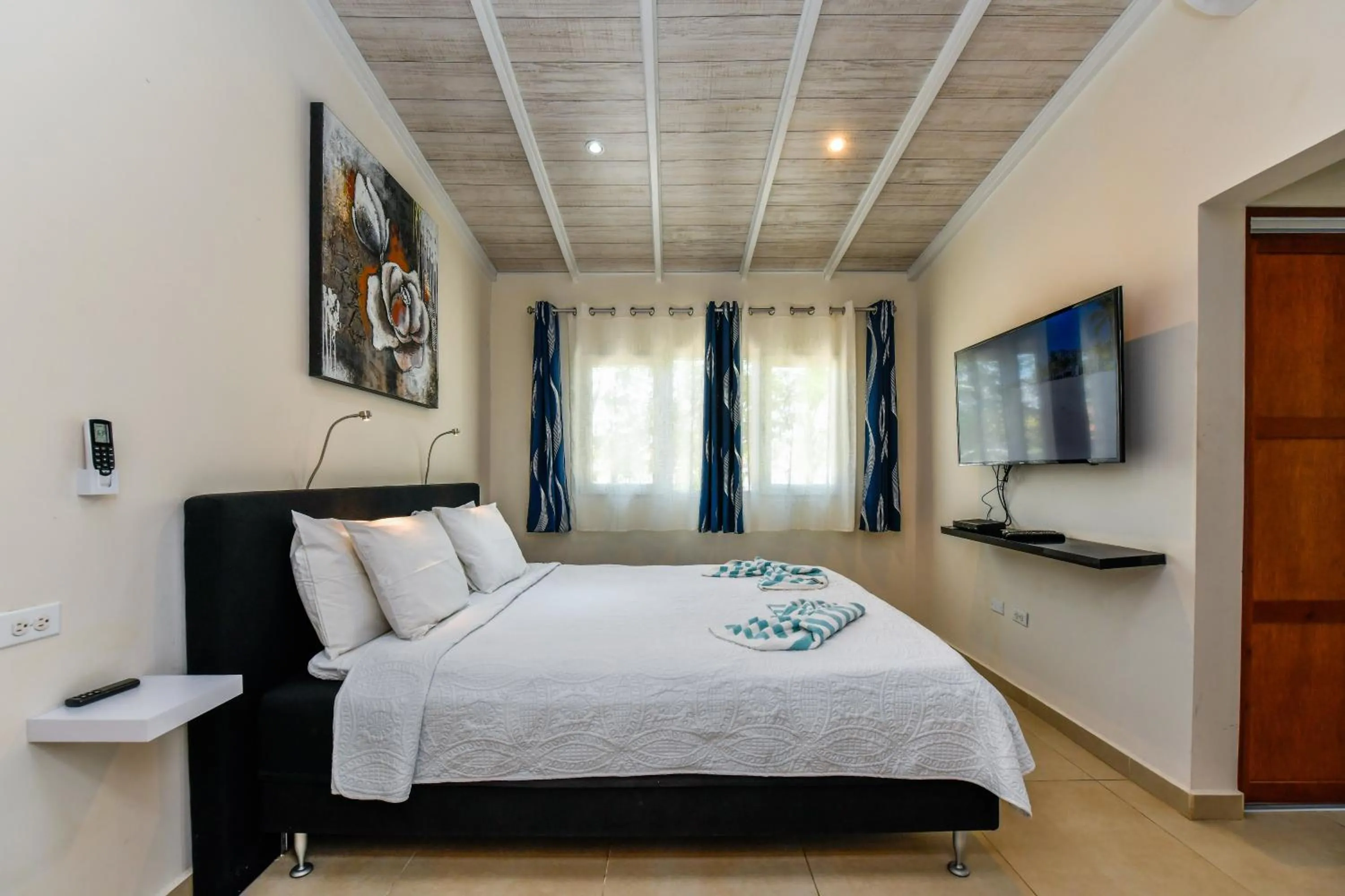 Bed in Boutique Hotel Swiss Paradise Aruba Villas and Suites