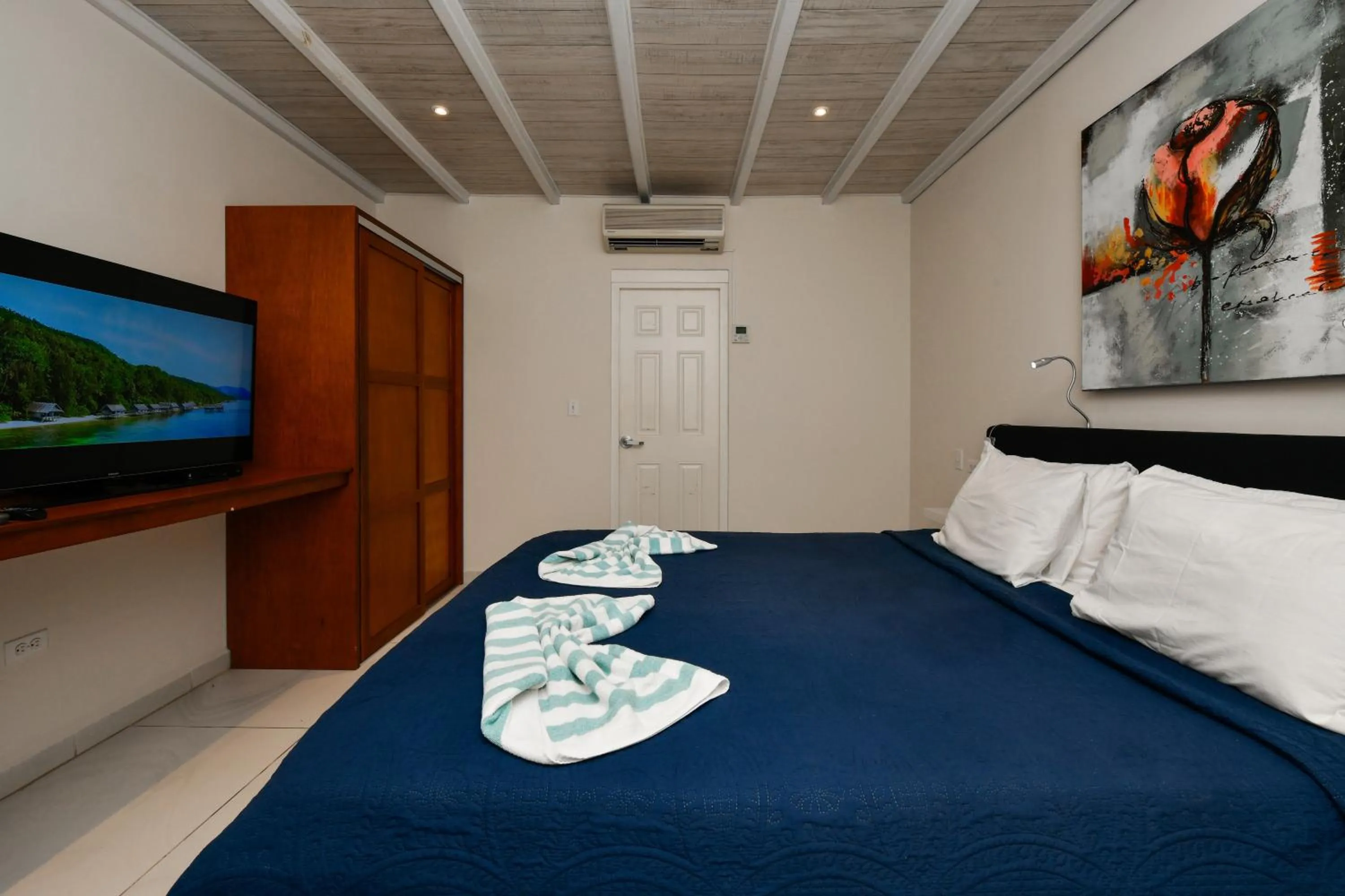 Bed in Boutique Hotel Swiss Paradise Aruba Villas and Suites