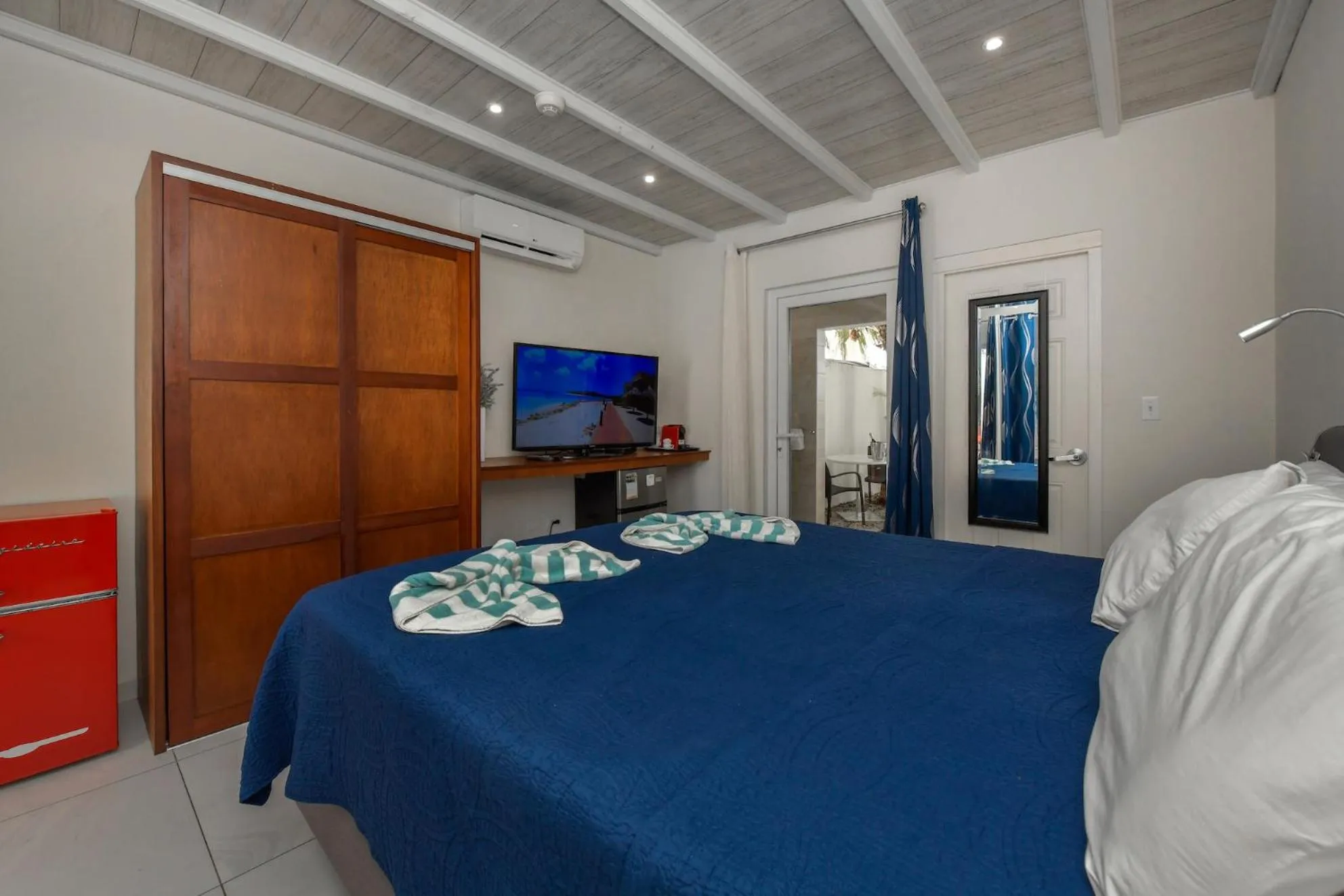 Toilet, Bed in Boutique Hotel Swiss Paradise Aruba Villas and Suites