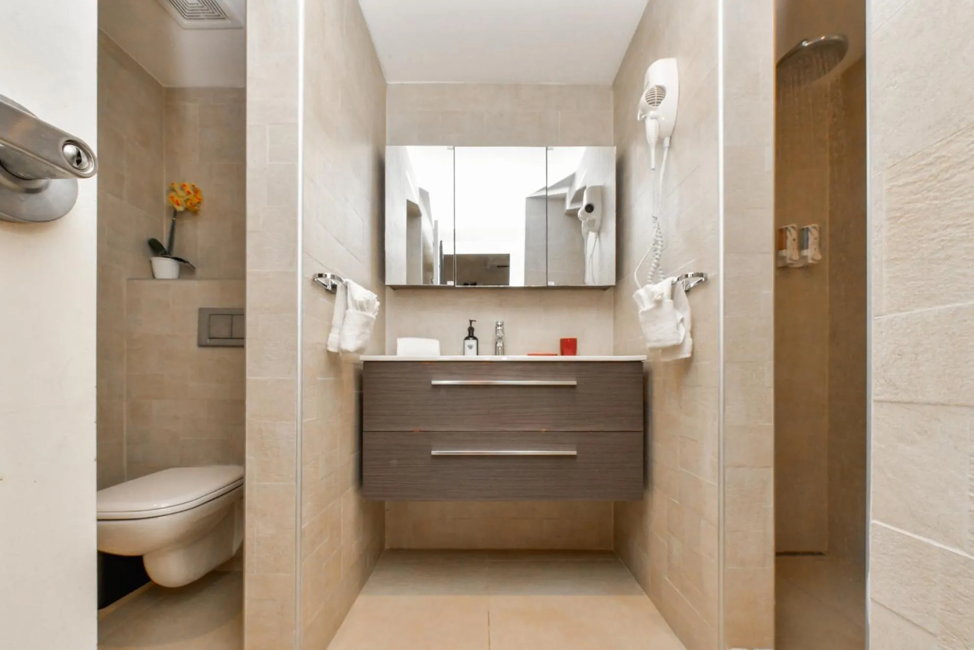 Shower in Boutique Hotel Swiss Paradise Aruba Villas and Suites