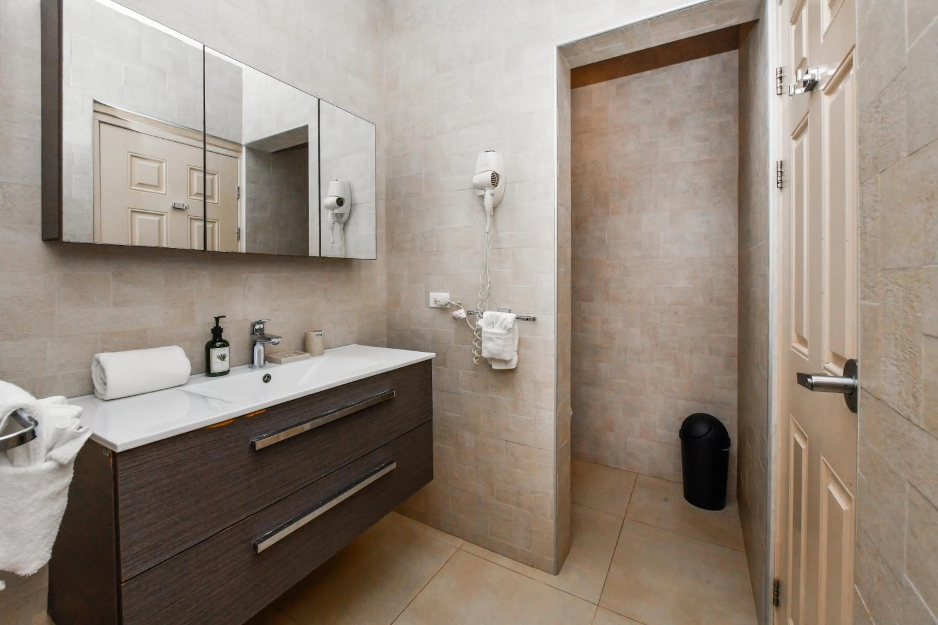 Shower in Boutique Hotel Swiss Paradise Aruba Villas and Suites