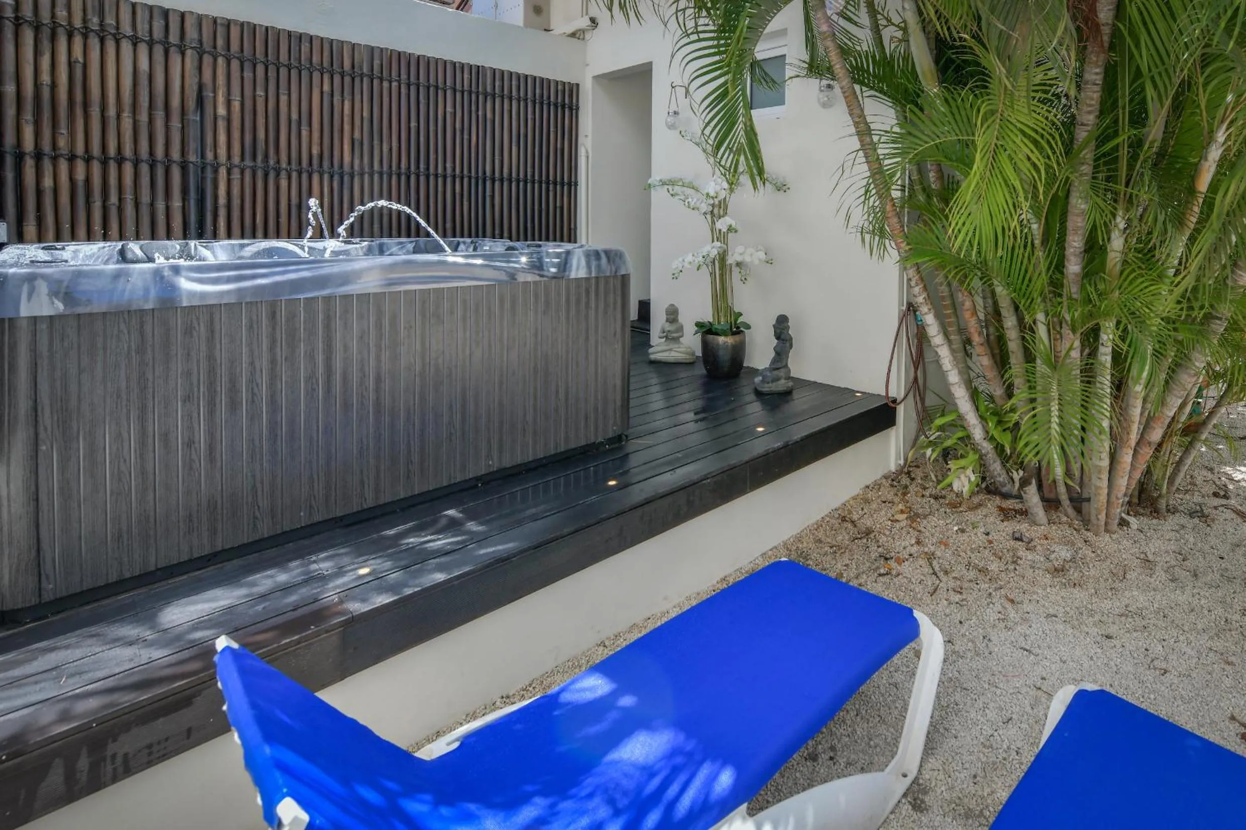 Hot Tub in Boutique Hotel Swiss Paradise Aruba Villas and Suites