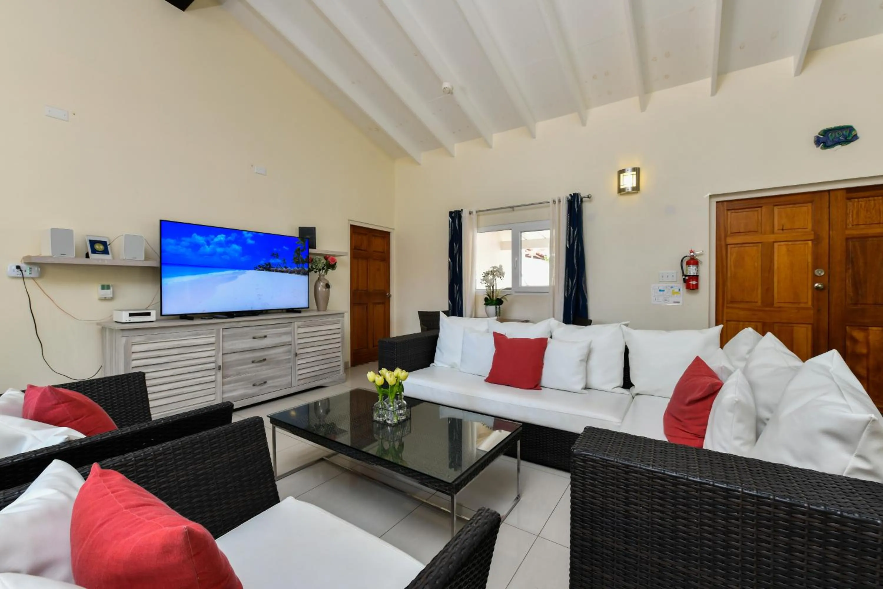 Communal lounge/ TV room in Boutique Hotel Swiss Paradise Aruba Villas and Suites