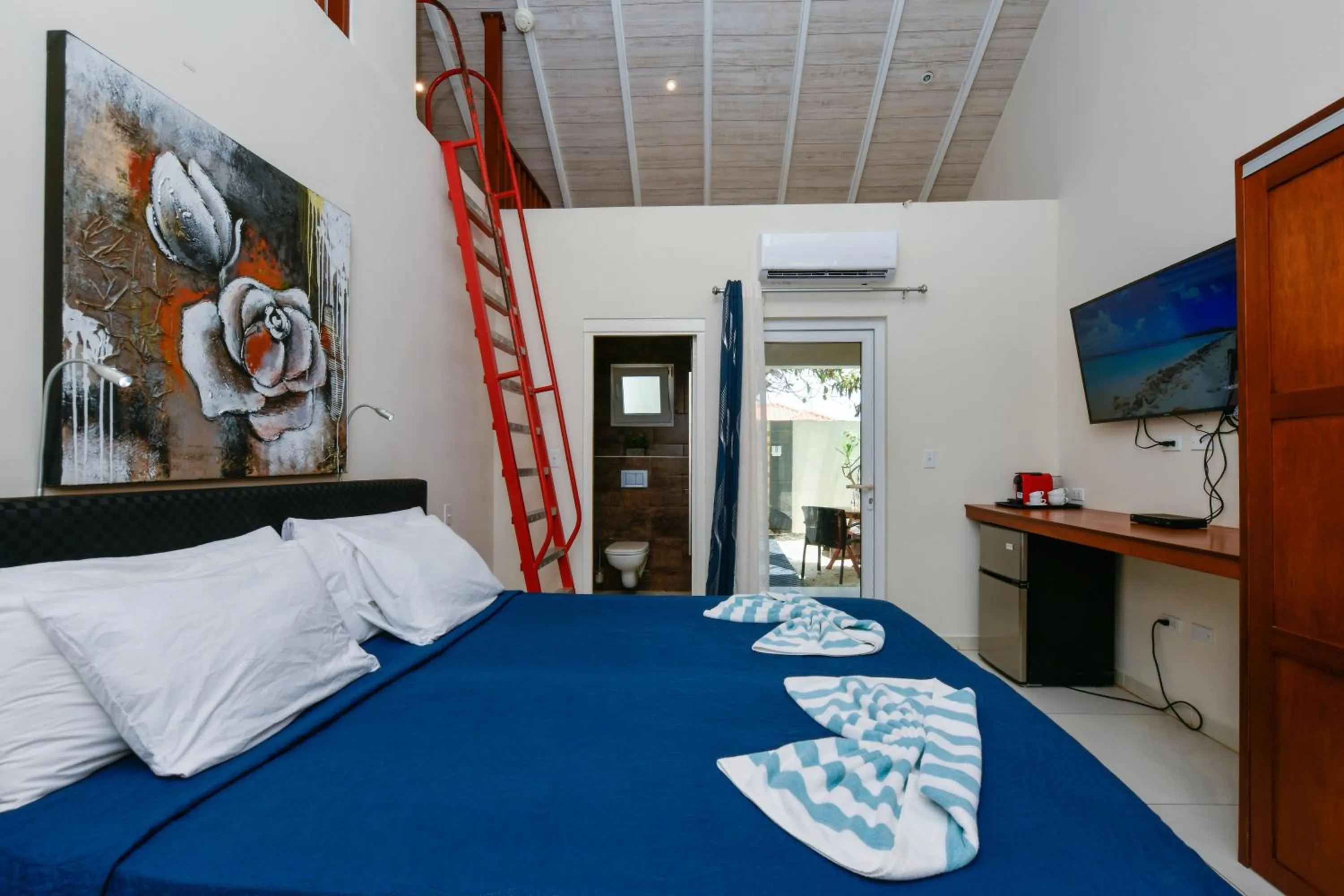 Toilet, Bed in Boutique Hotel Swiss Paradise Aruba Villas and Suites