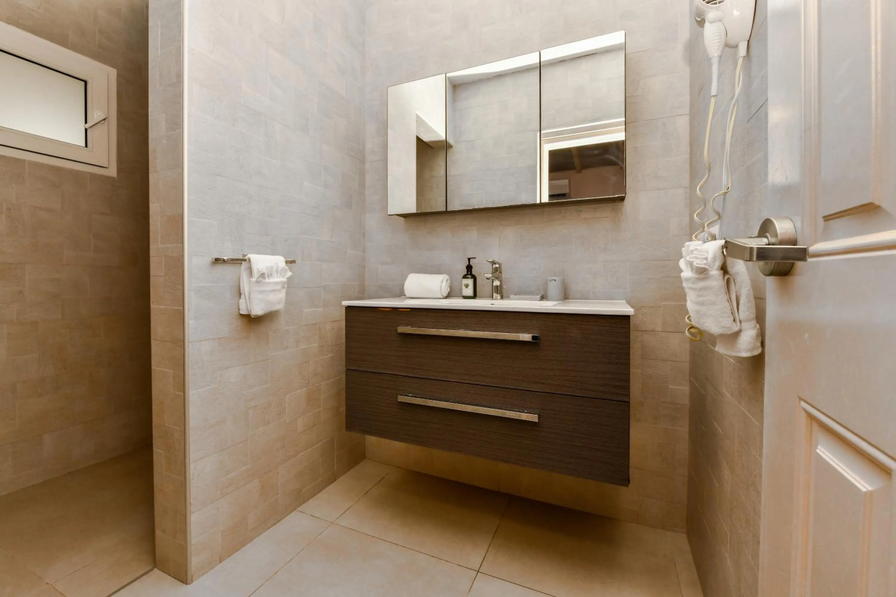 Shower in Boutique Hotel Swiss Paradise Aruba Villas and Suites