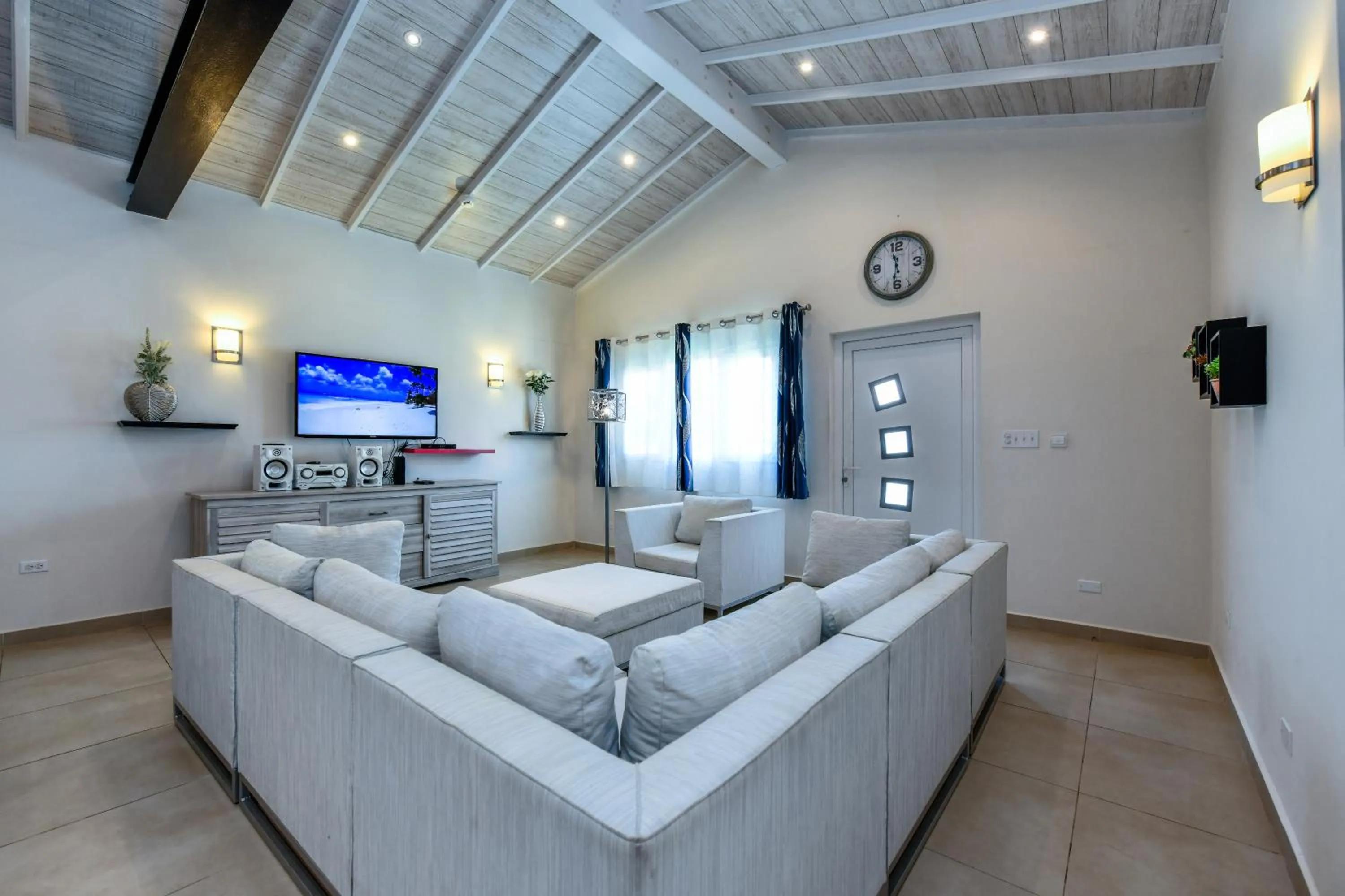 TV and multimedia in Boutique Hotel Swiss Paradise Aruba Villas and Suites