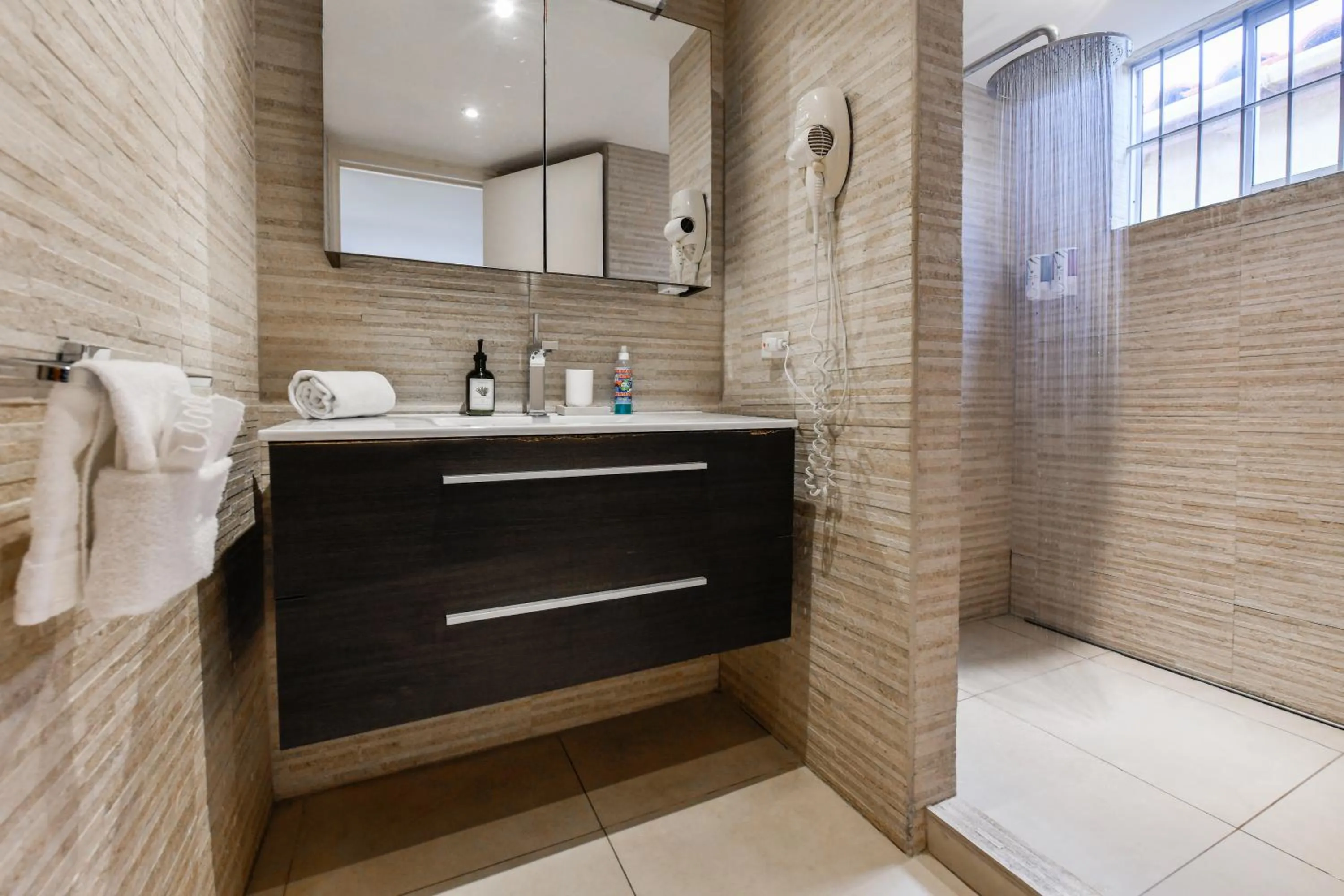 Shower in Boutique Hotel Swiss Paradise Aruba Villas and Suites