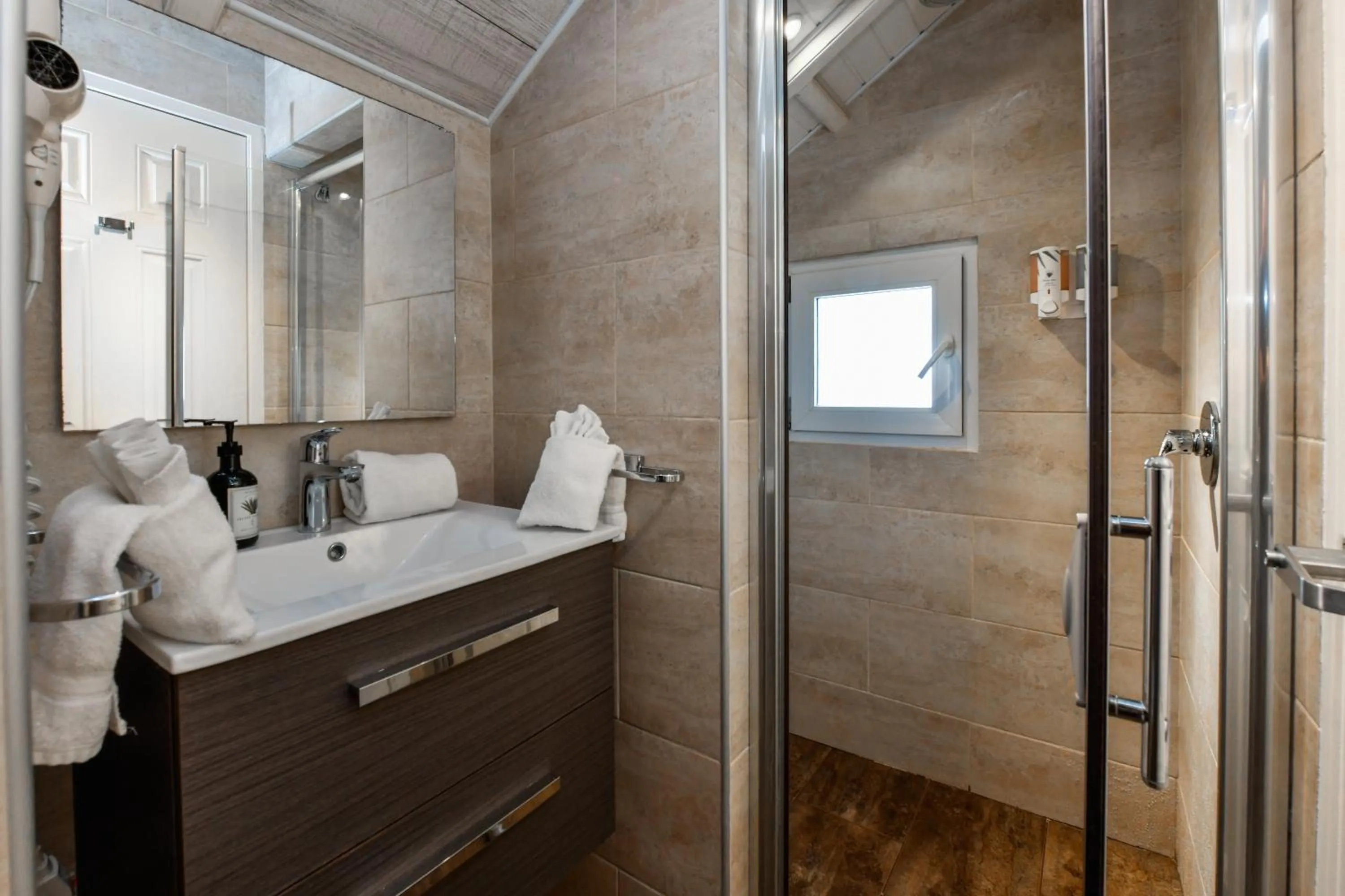 Shower in Boutique Hotel Swiss Paradise Aruba Villas and Suites