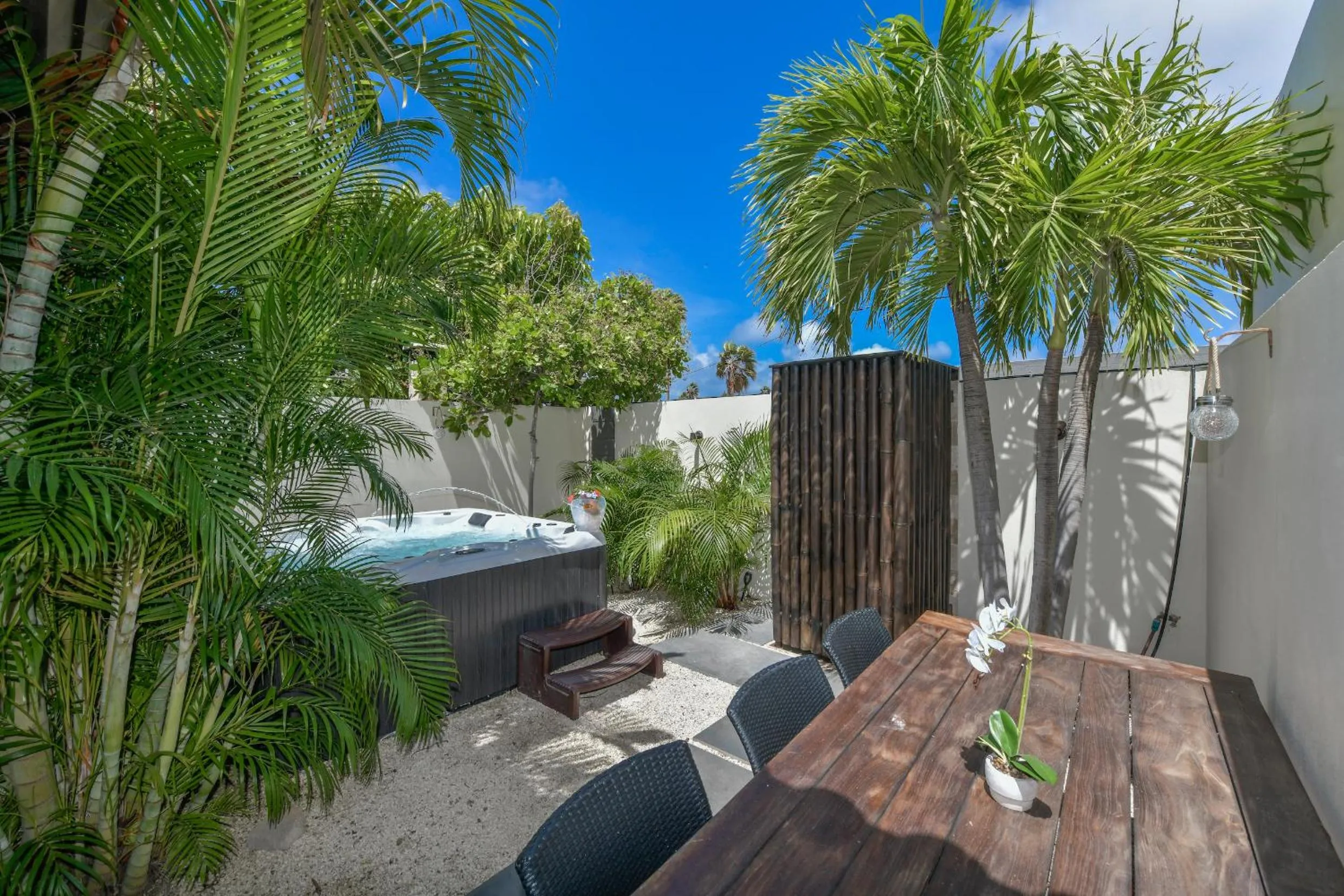 Shower in Boutique Hotel Swiss Paradise Aruba Villas and Suites