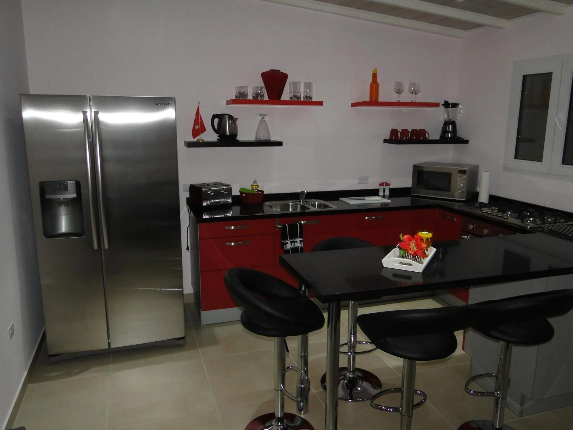 Kitchen or kitchenette in Boutique Hotel Swiss Paradise Aruba Villas and Suites