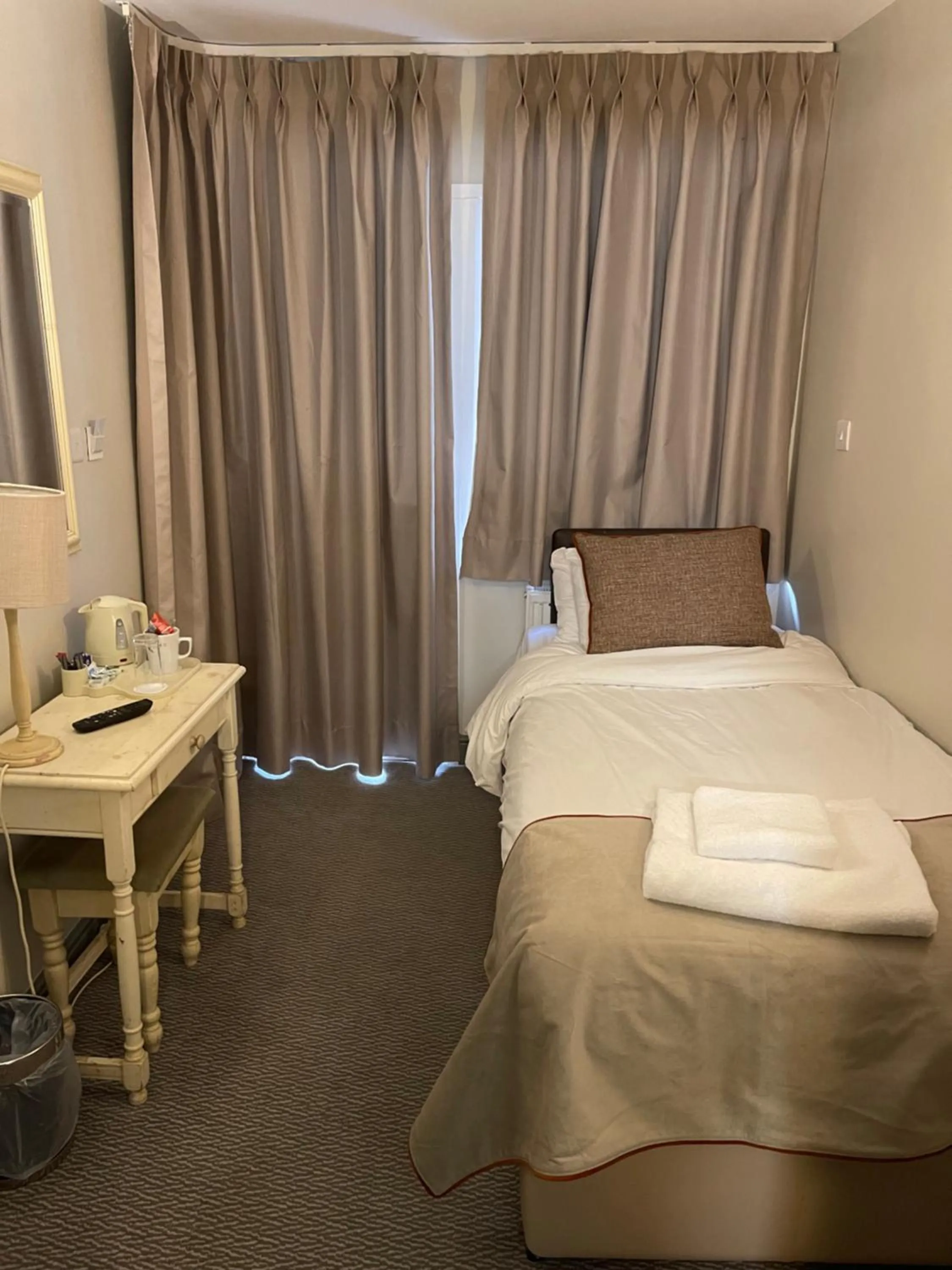 Bed in Old Mill Hotel & Lodge