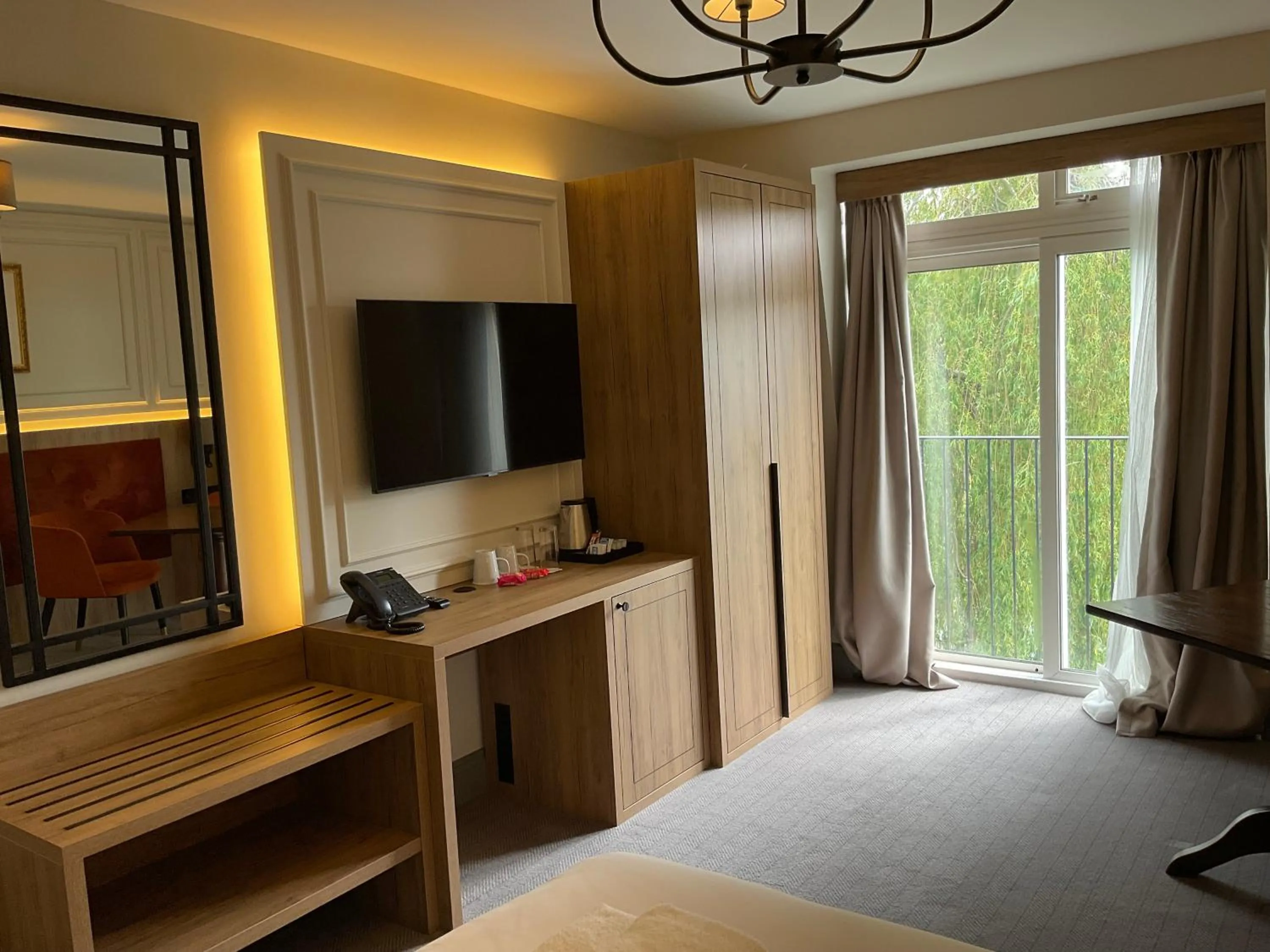 Bed in Old Mill Hotel & Lodge