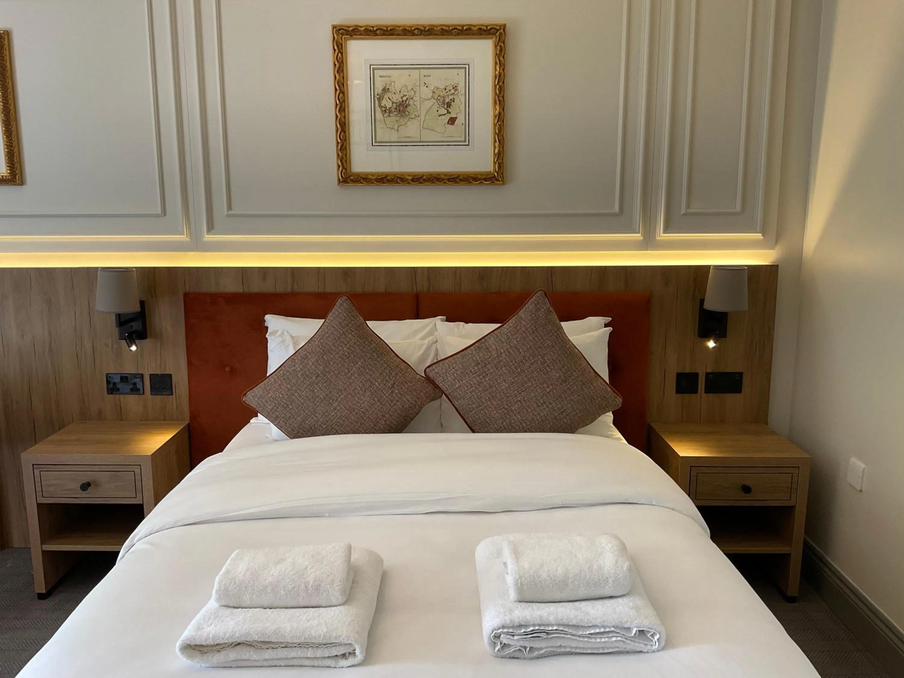 Bed in Old Mill Hotel & Lodge