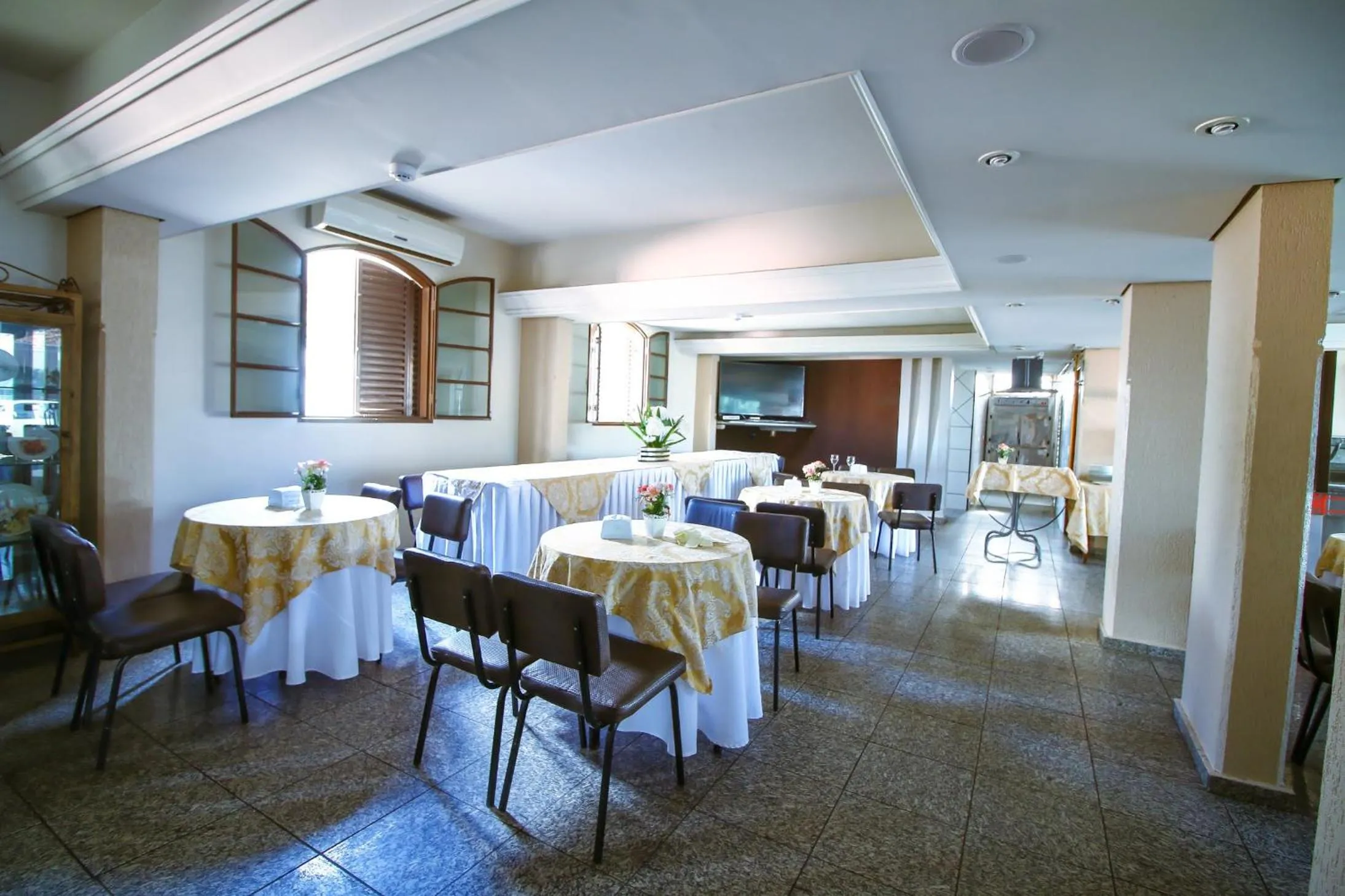 Restaurant/places to eat in Piloes Palace Hotel