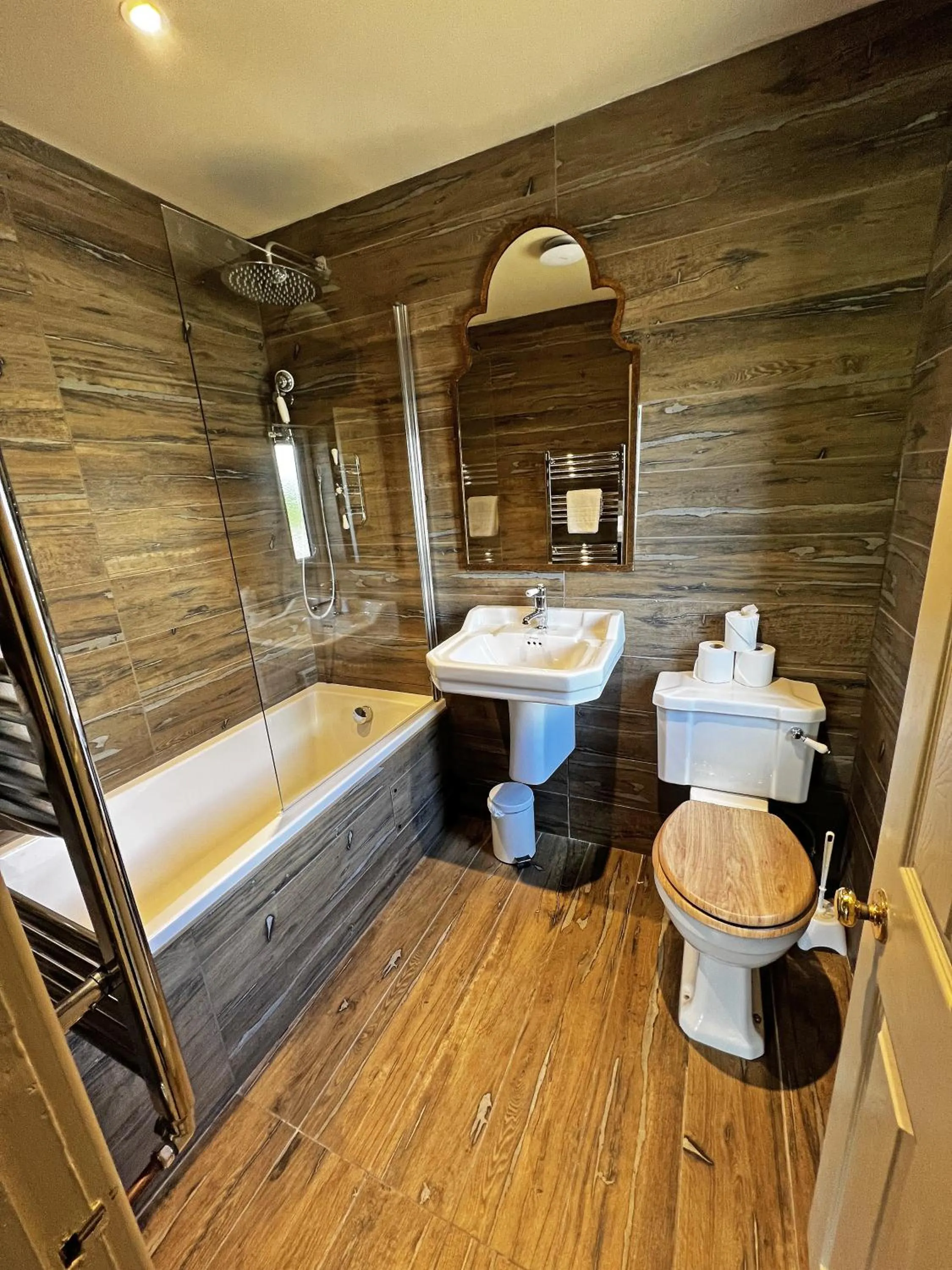 Shower in Shillingford Bridge Hotel