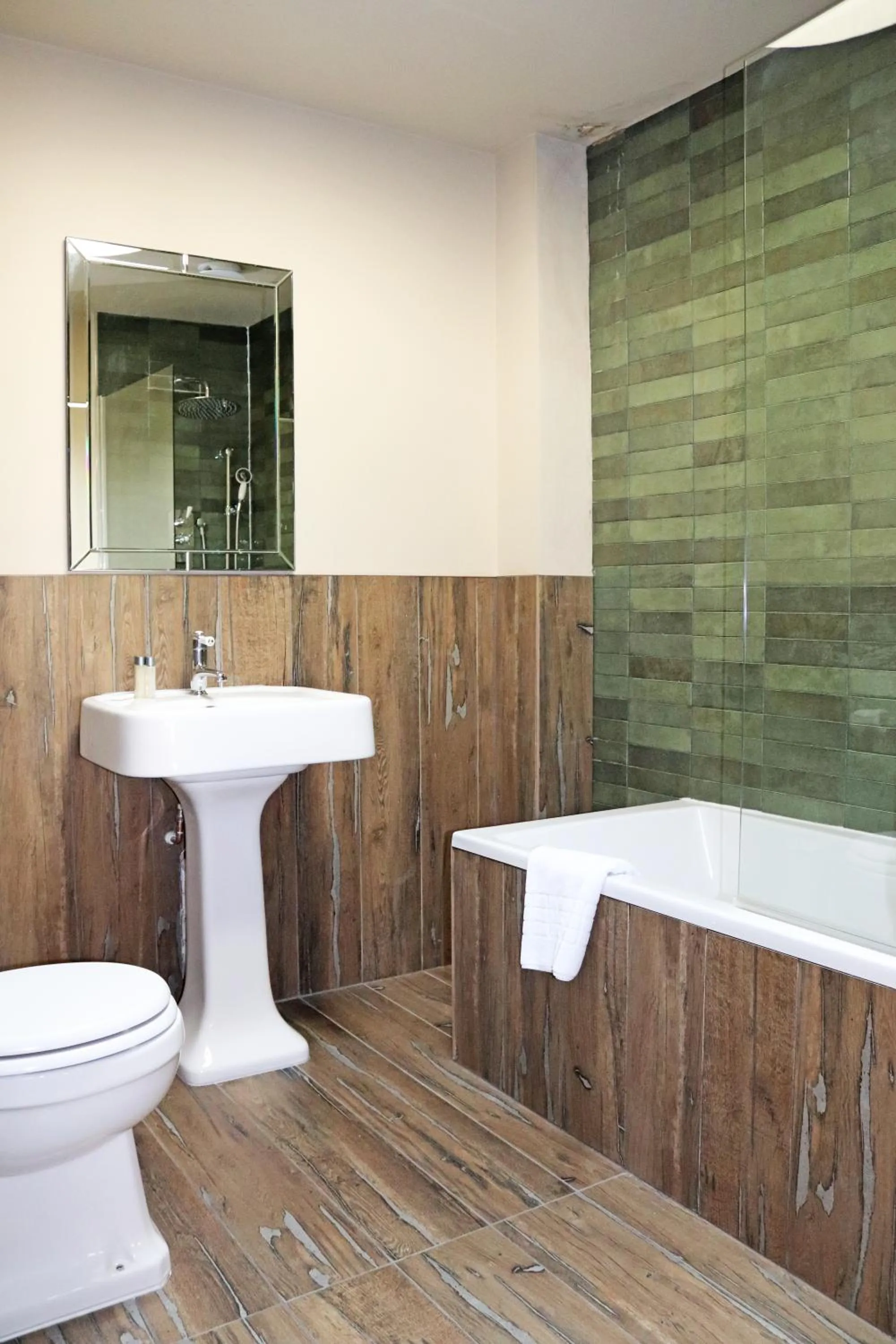 Shower in Shillingford Bridge Hotel