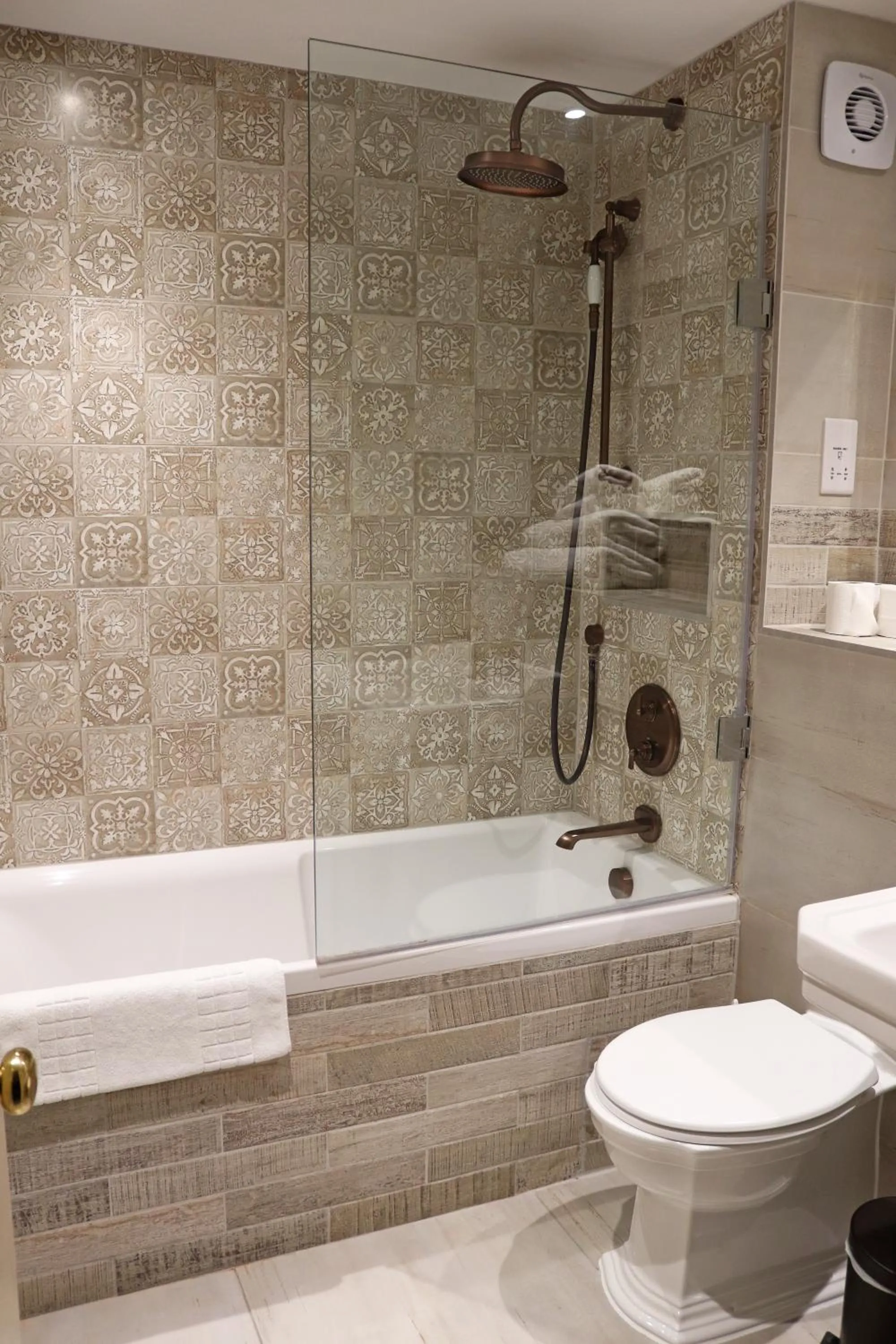 Shower in Shillingford Bridge Hotel