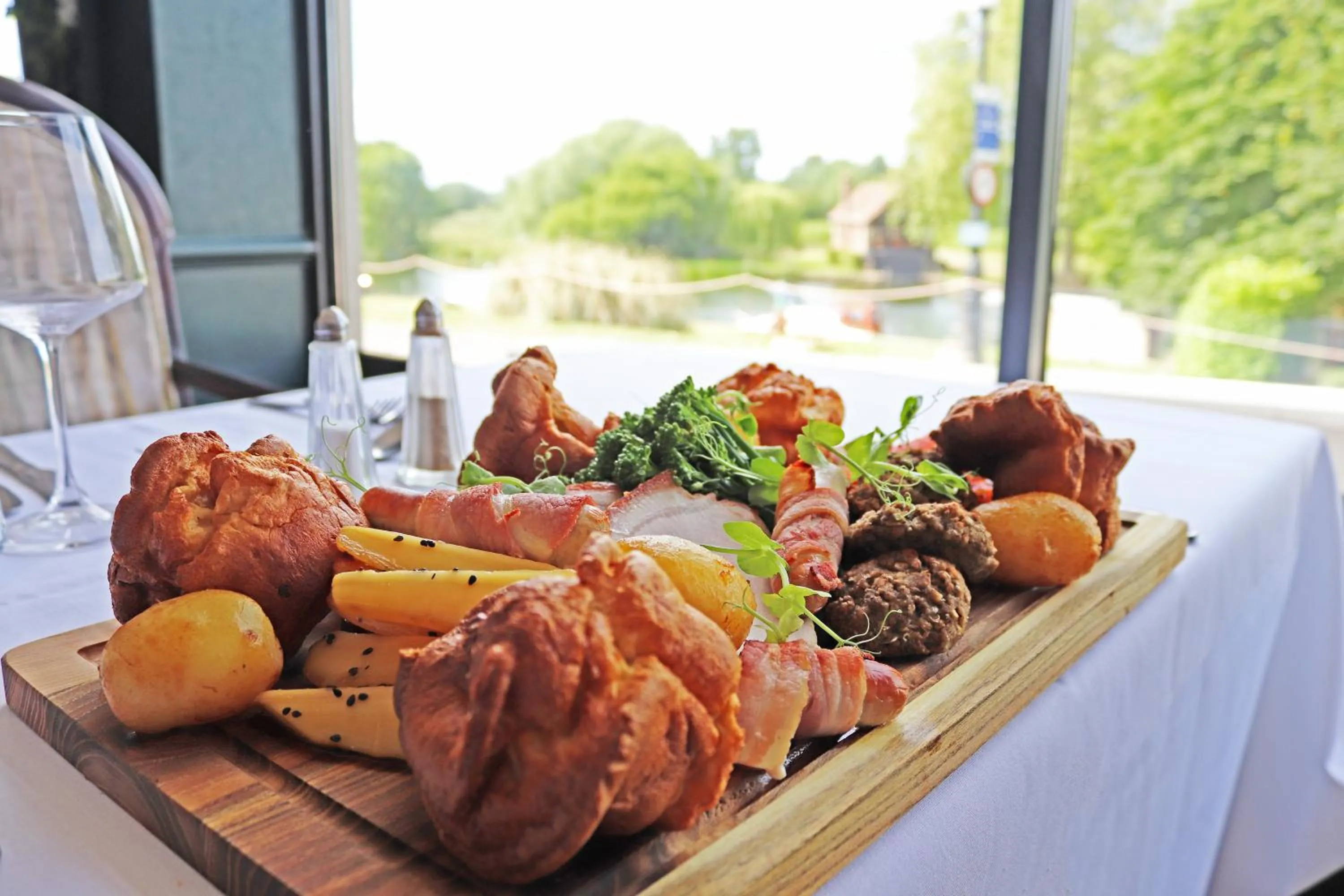 Food in Shillingford Bridge Hotel