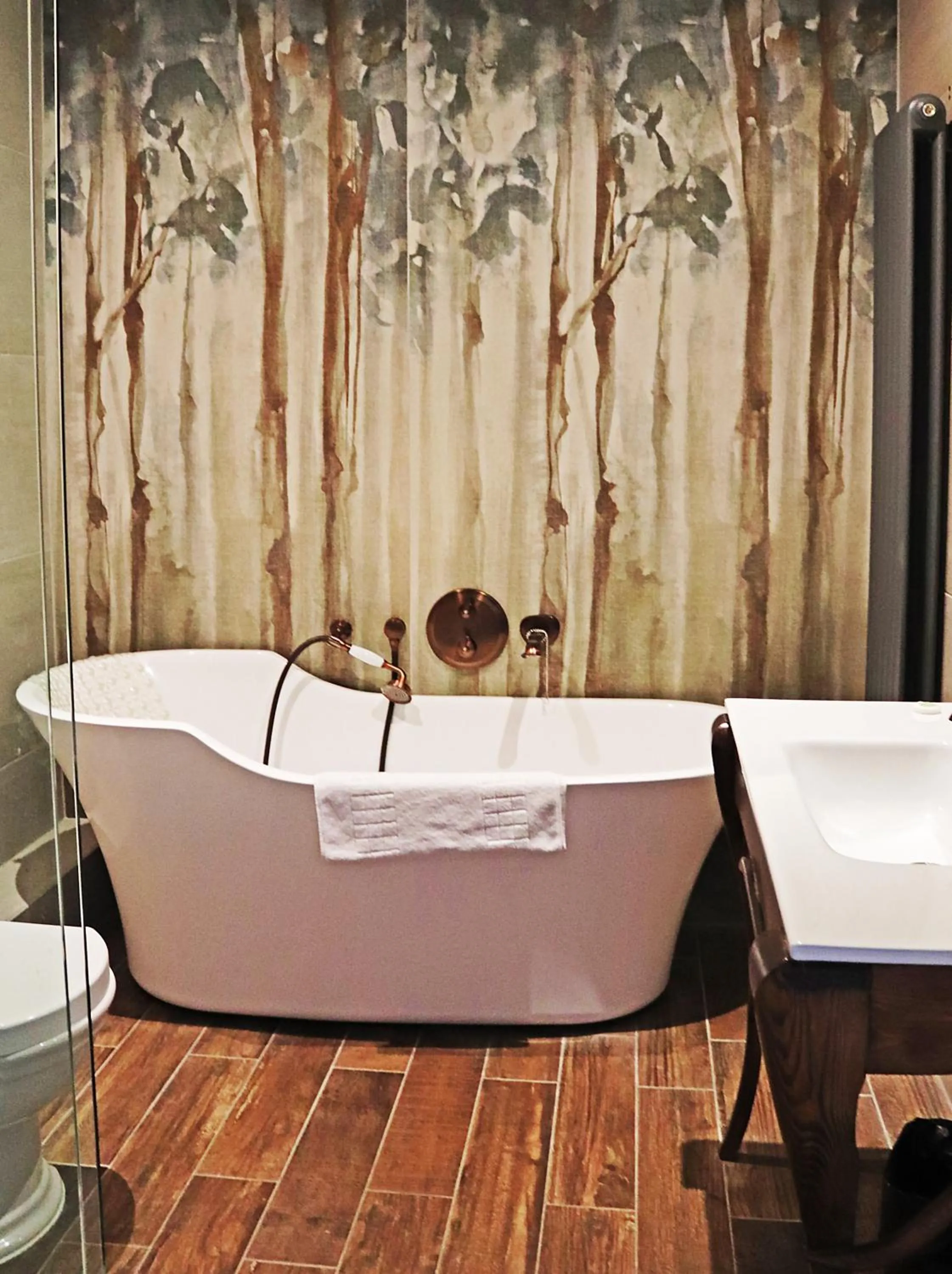 Bathroom in Shillingford Bridge Hotel