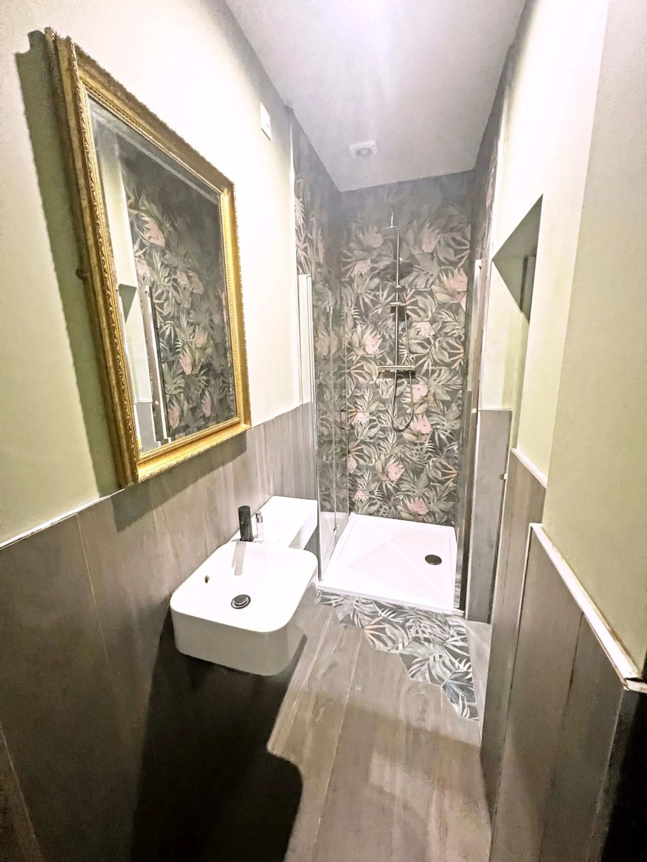 Shower in Shillingford Bridge Hotel