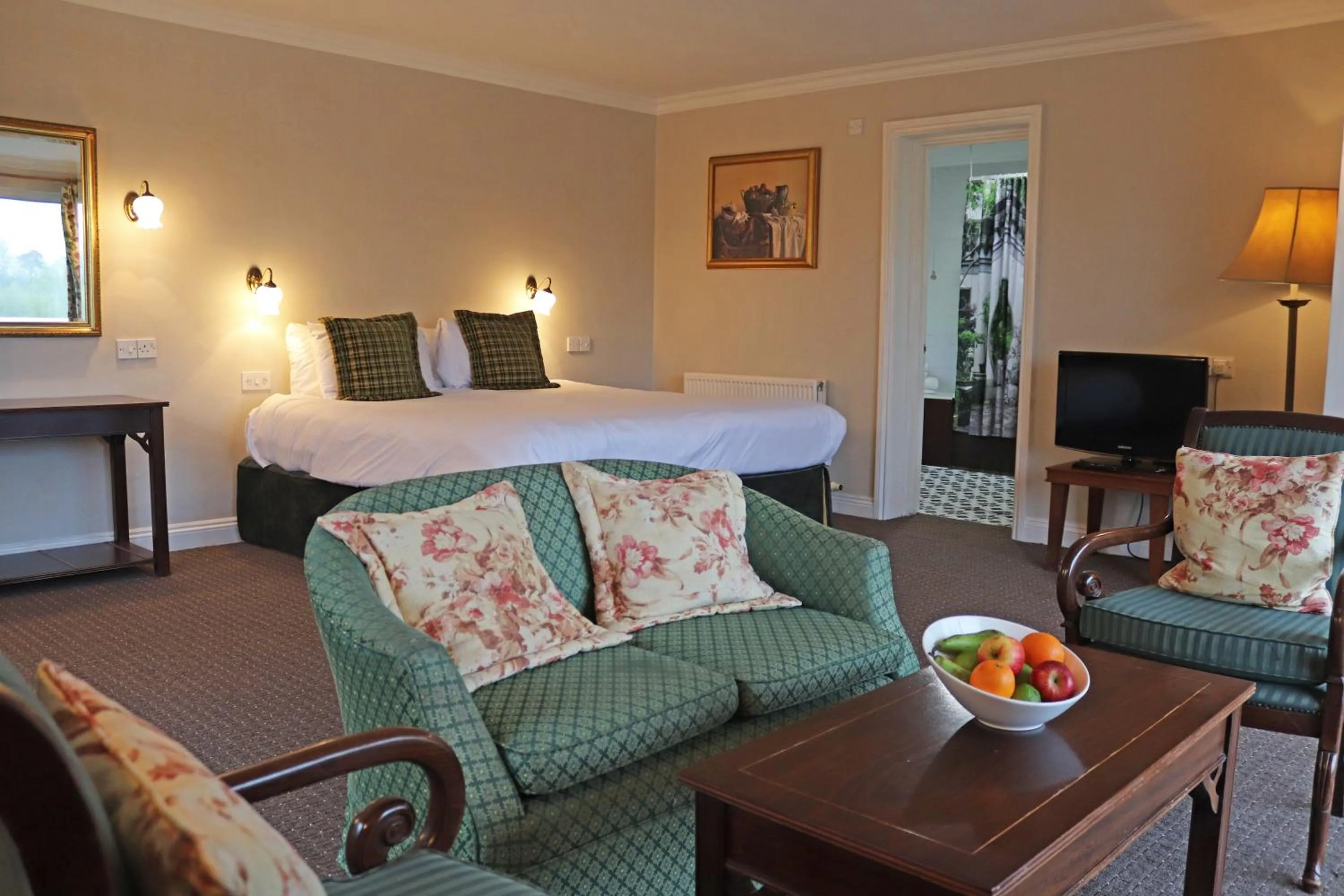 Seating area, Bed in Shillingford Bridge Hotel