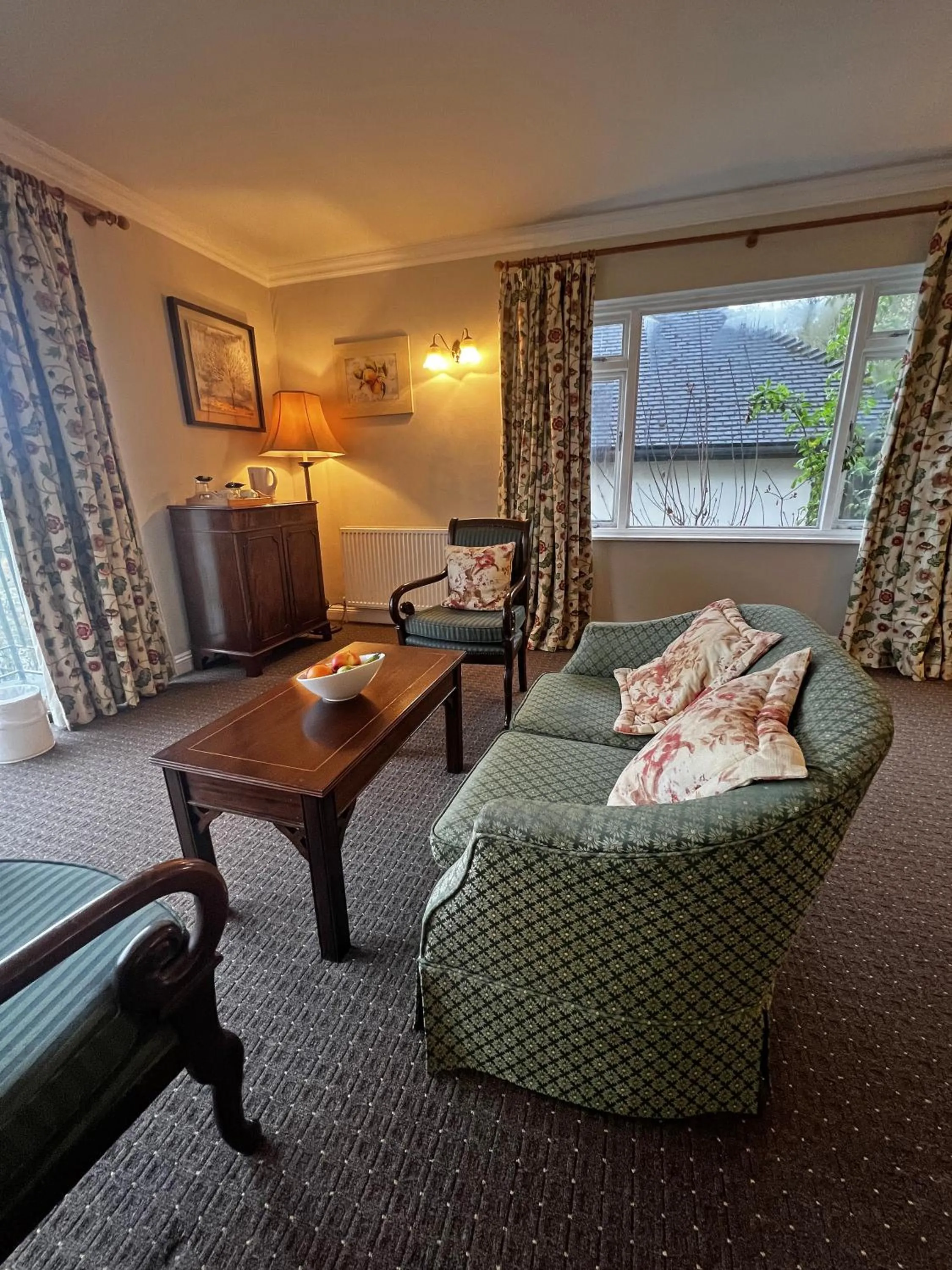 Seating area, Bed in Shillingford Bridge Hotel