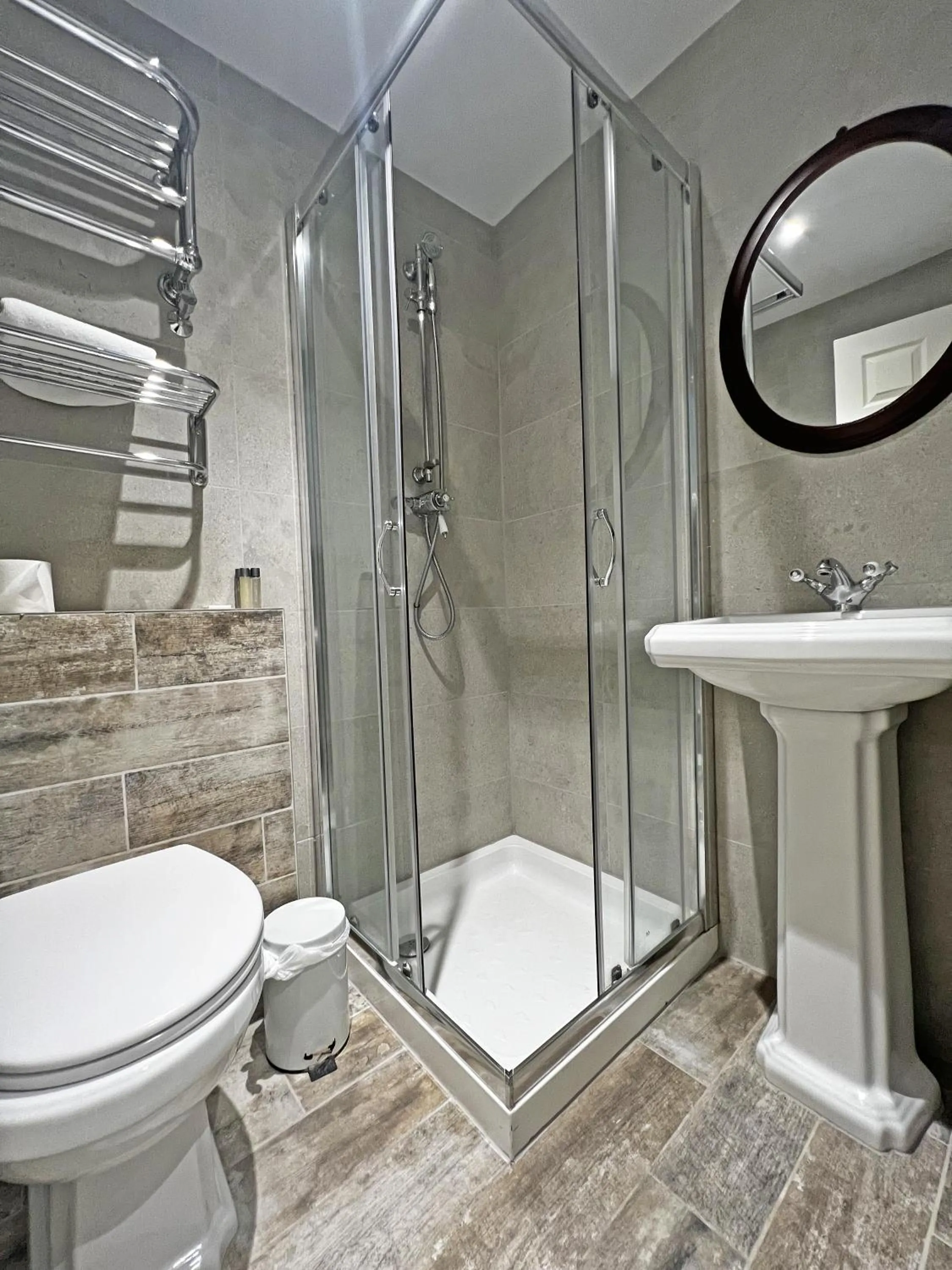 Bathroom in Shillingford Bridge Hotel