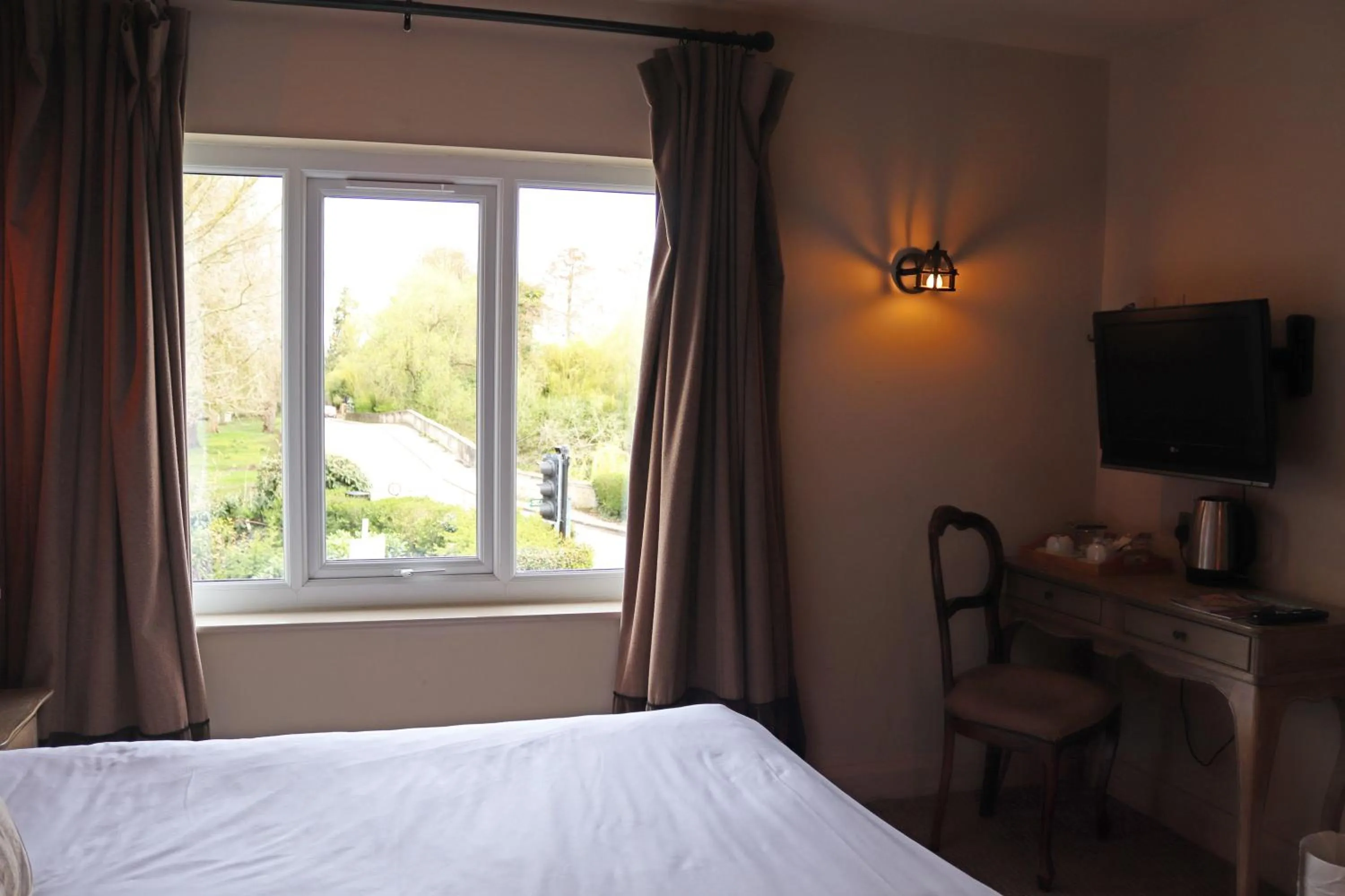 Bedroom, Bed in Shillingford Bridge Hotel