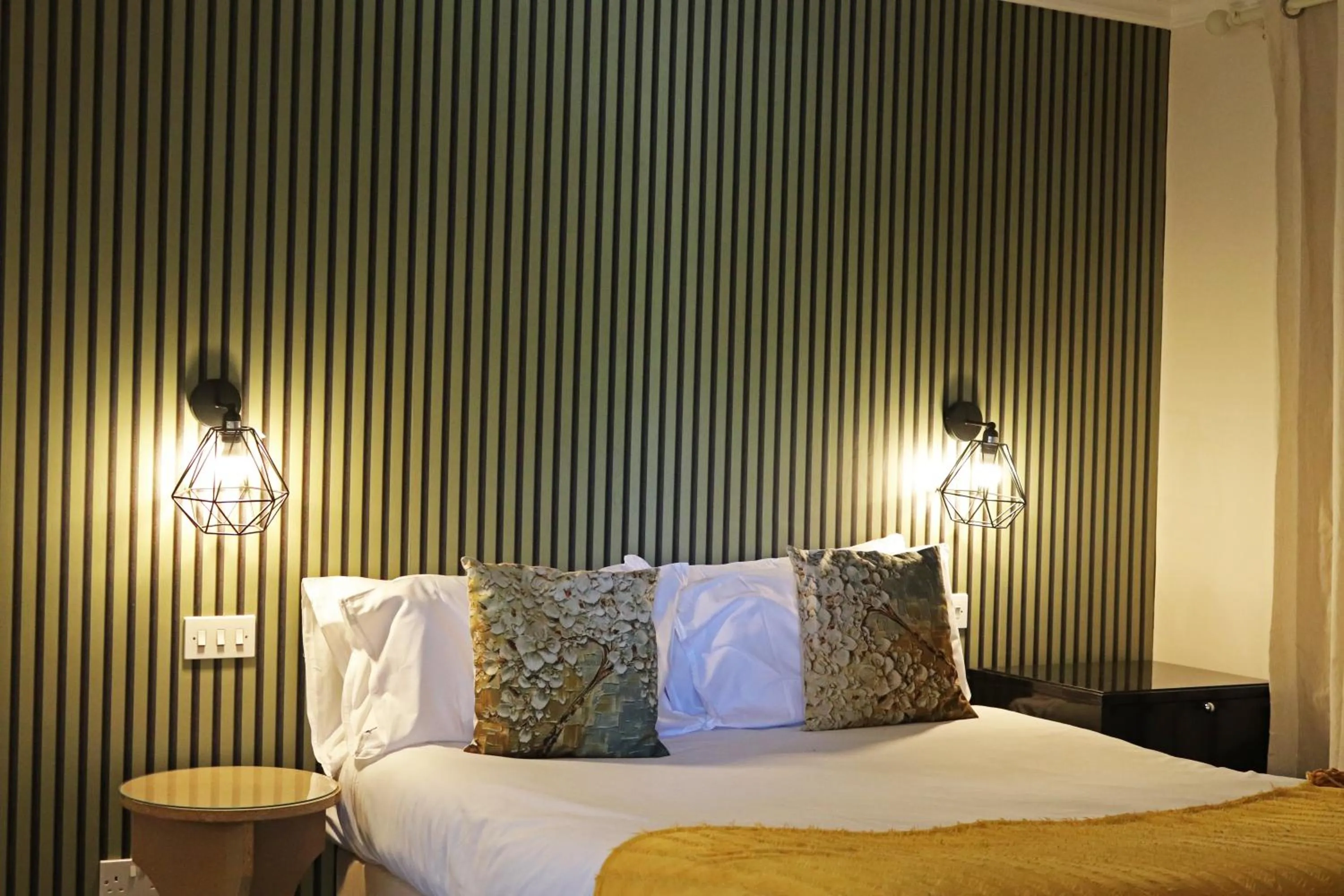 Bed in Shillingford Bridge Hotel