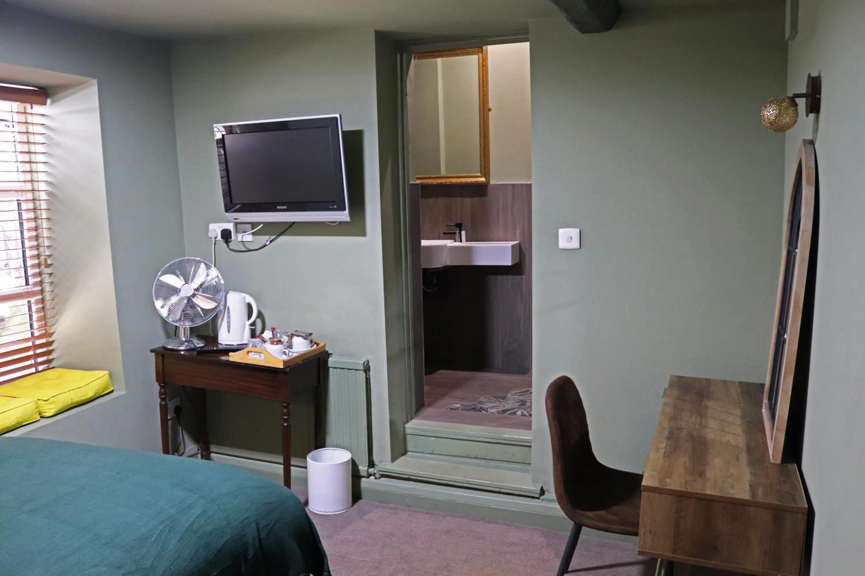 Shower, Bed in Shillingford Bridge Hotel