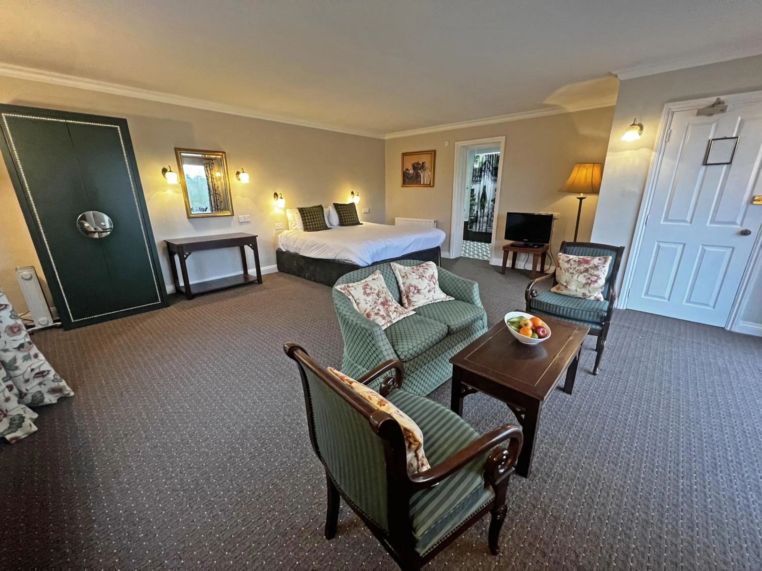 TV and multimedia, Bed in Shillingford Bridge Hotel